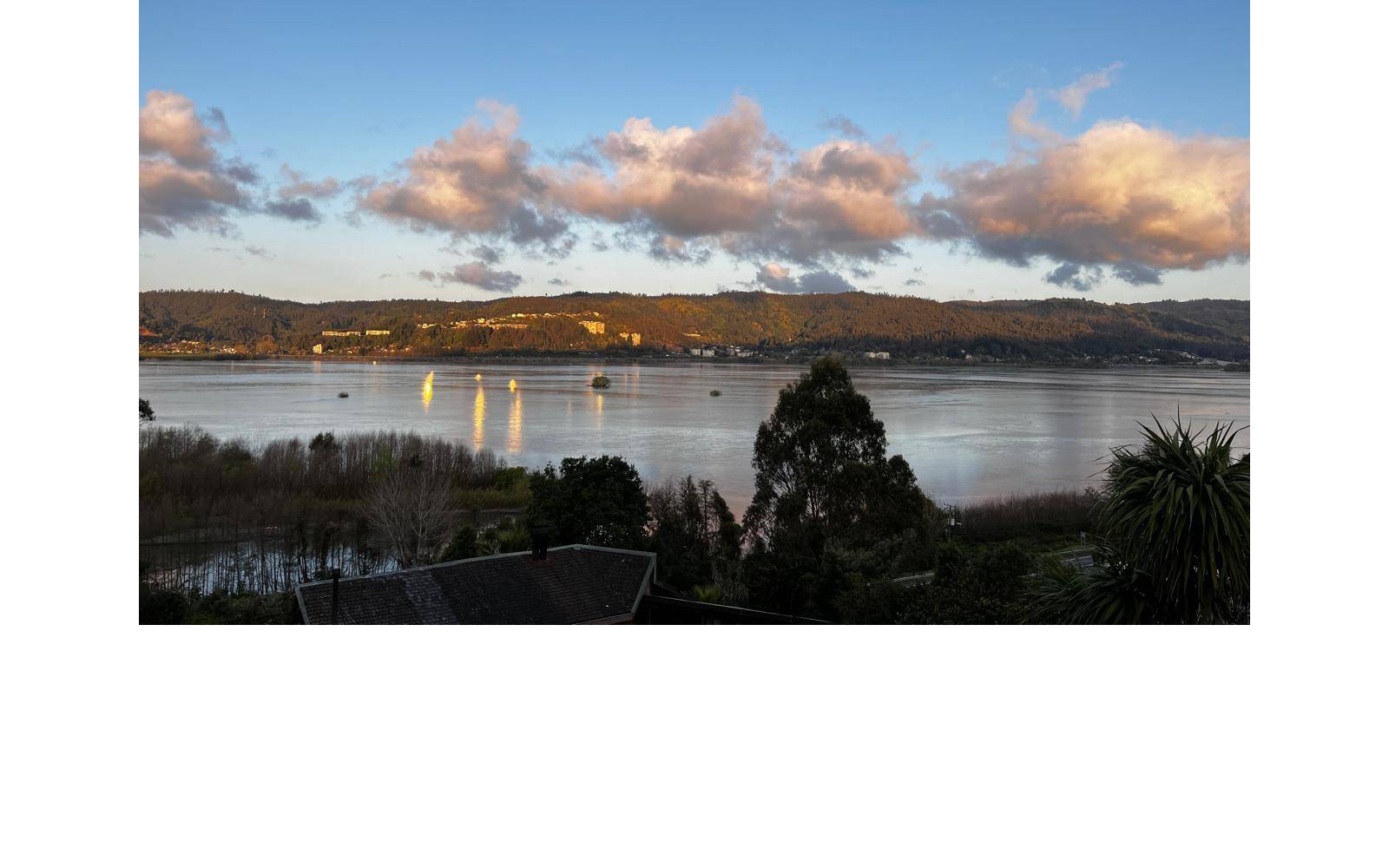 Vista panorámica al río y cerros durante el día.