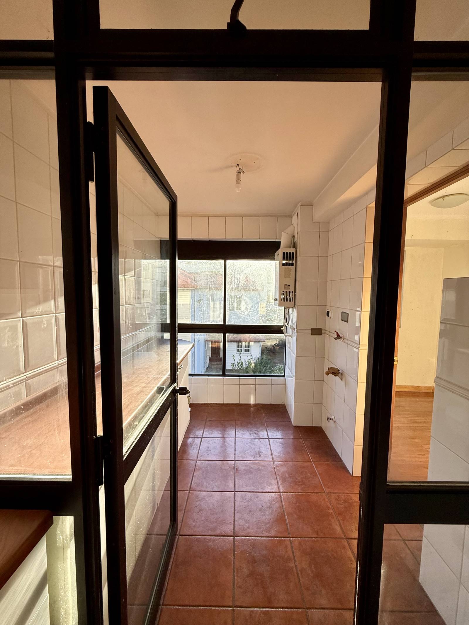 Logia y lavadero con calefón y ventana exterior