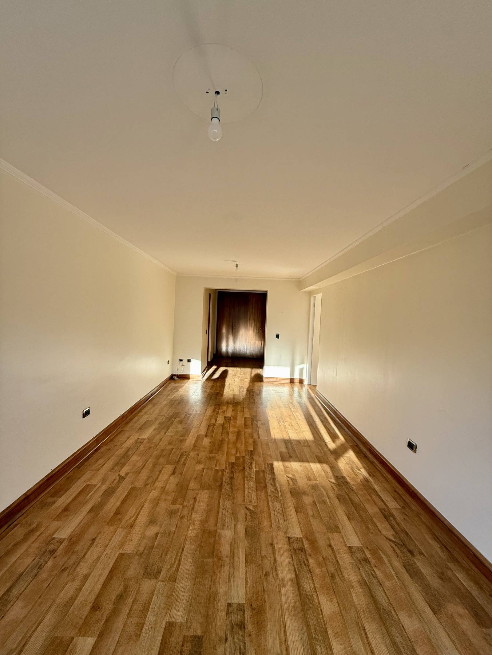 Vista en perspectiva del living hacia acceso interior