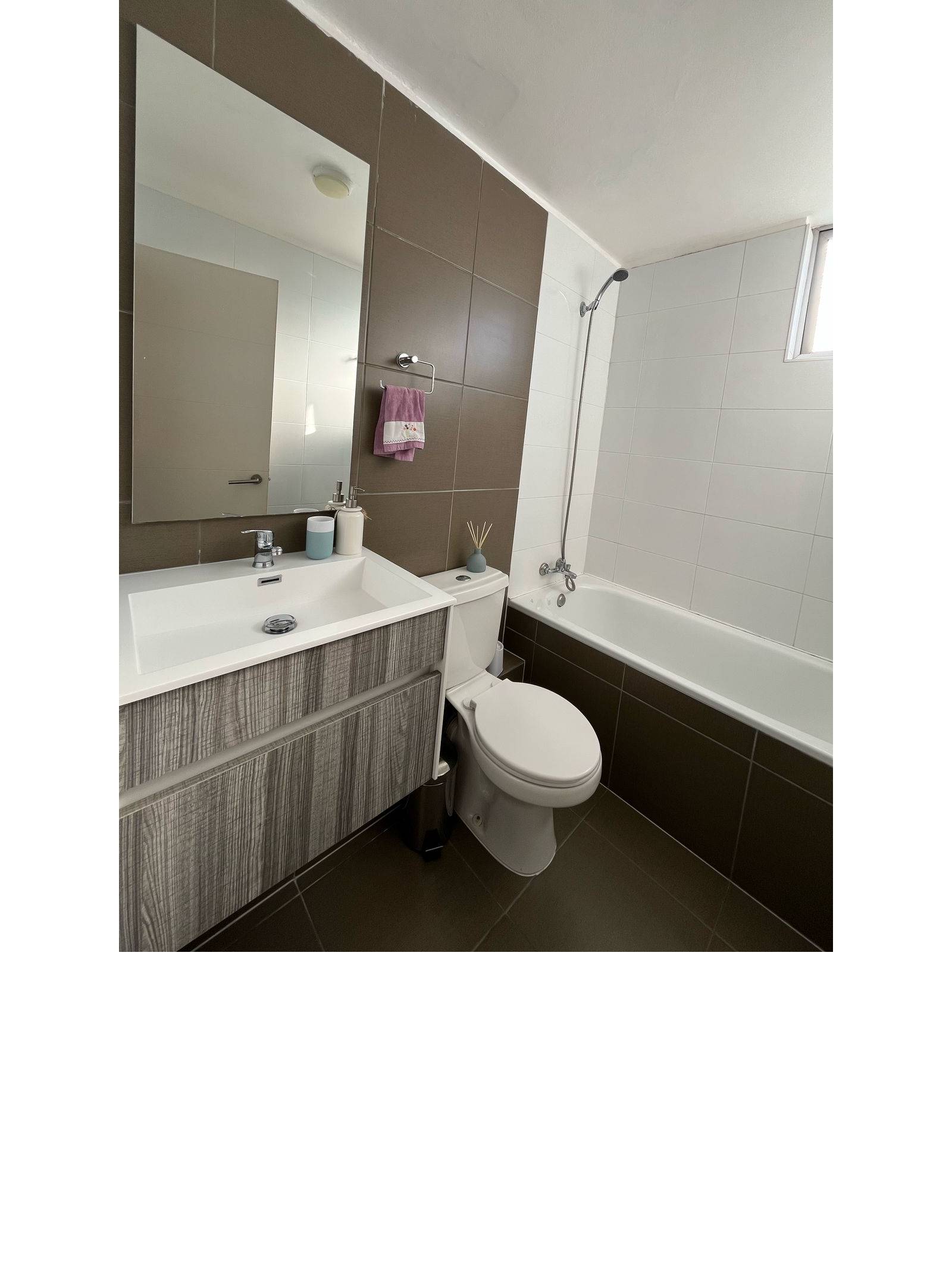 Baño completo con tina, lavamanos con mueble y espejo