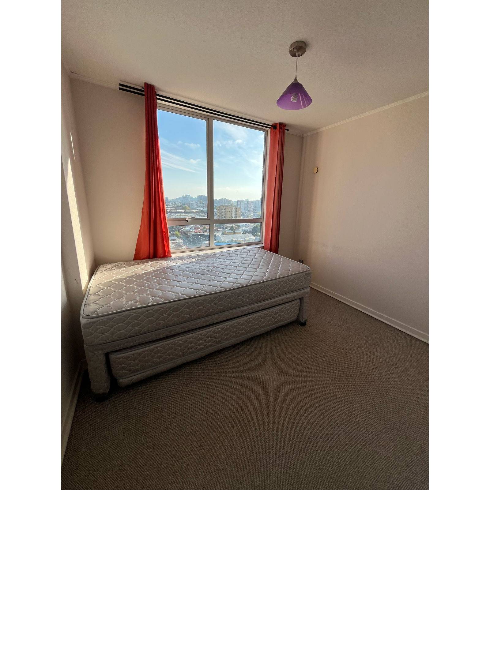 Segundo dormitorio con cama nido y ventana amplia