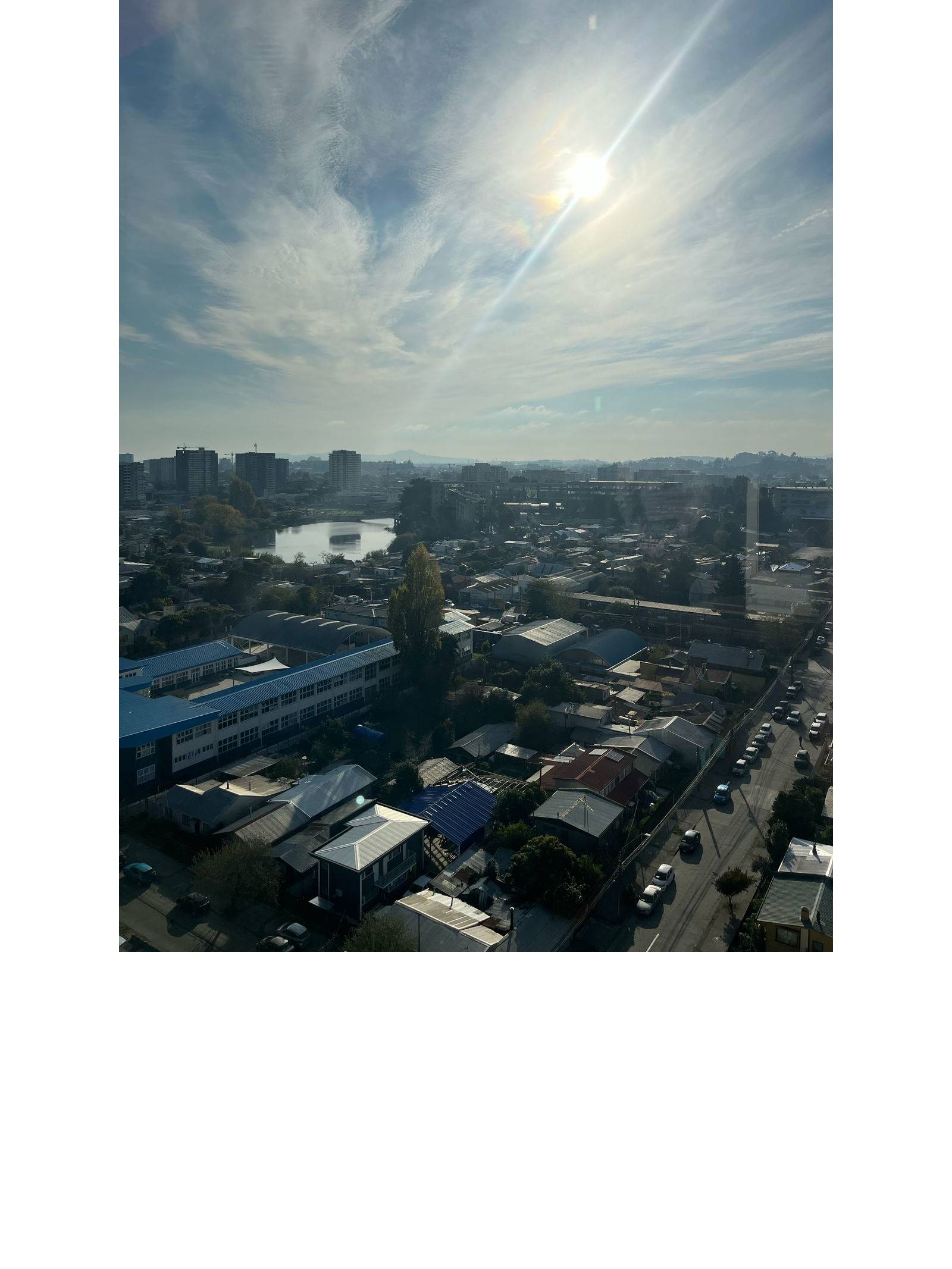 Vista panorámica urbana desde piso alto hacia la laguna
