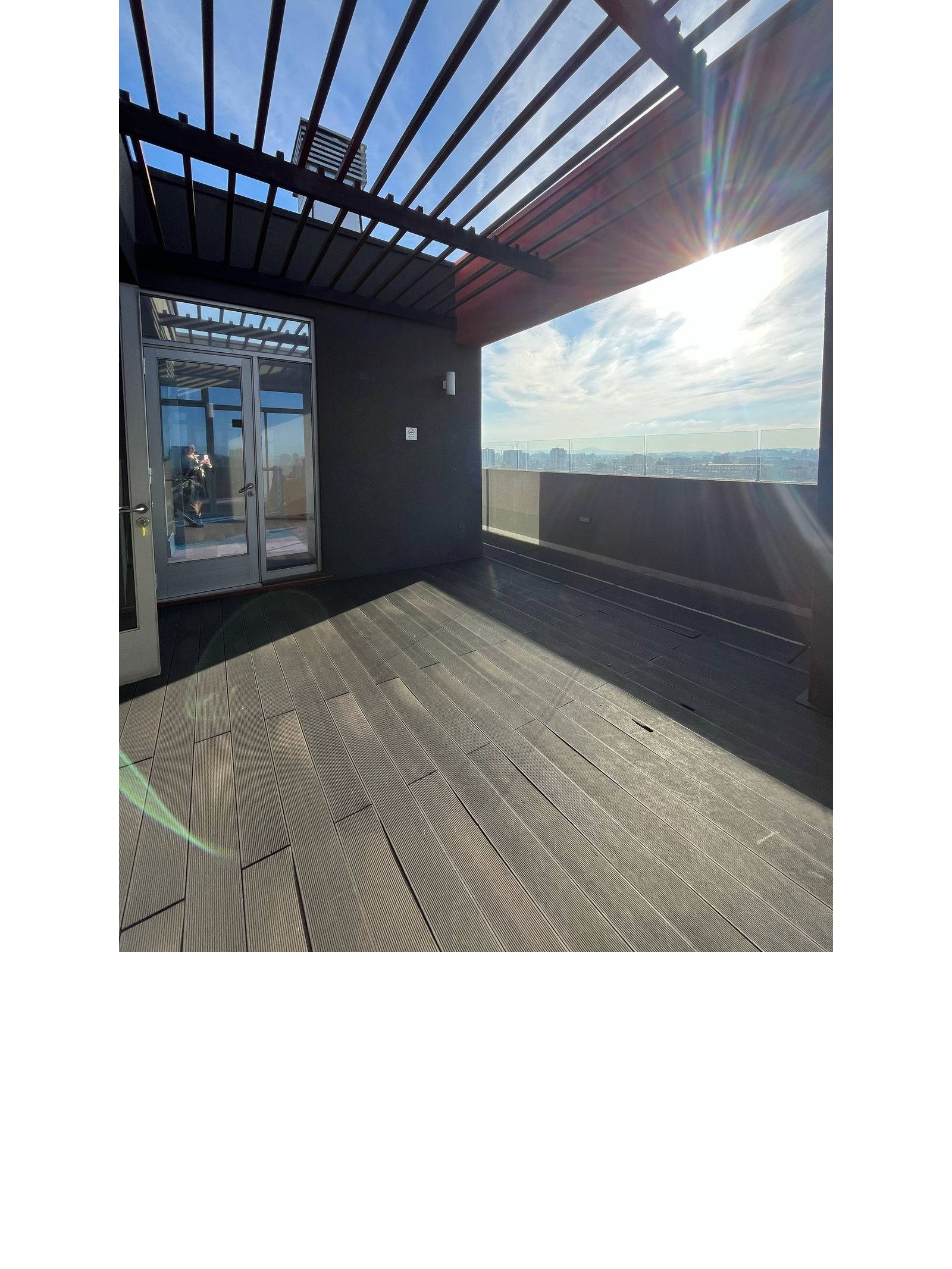 Pérgola en azotea con piso deck y vista panorámica