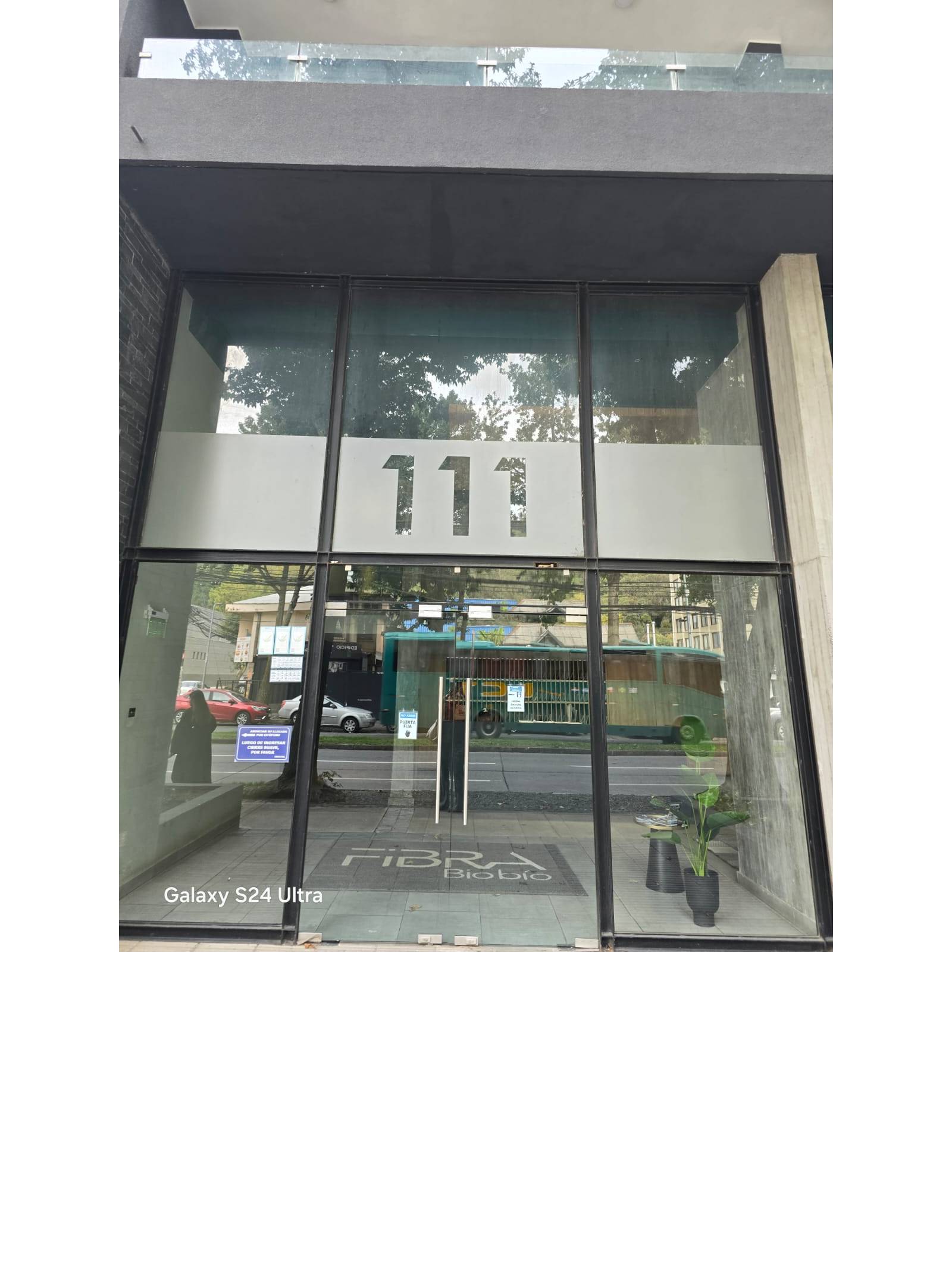 Acceso principal del edificio con mamparas de vidrio