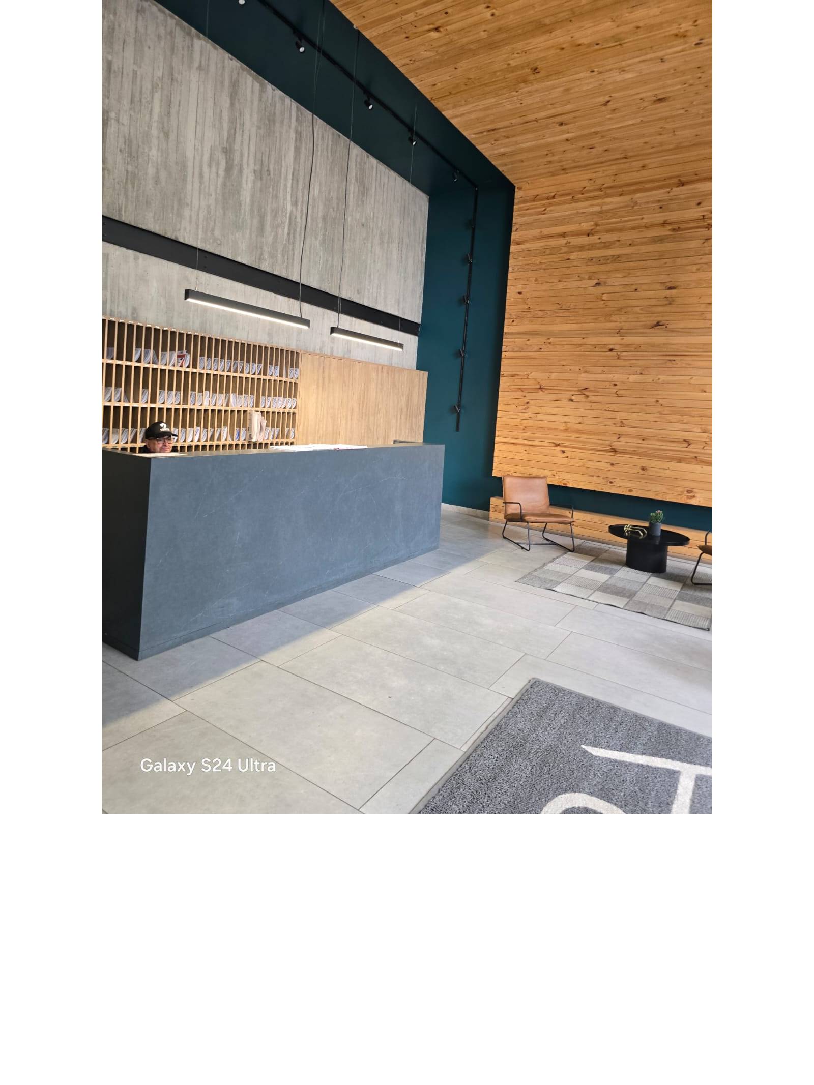 Hall de acceso con conserjería y sala de espera