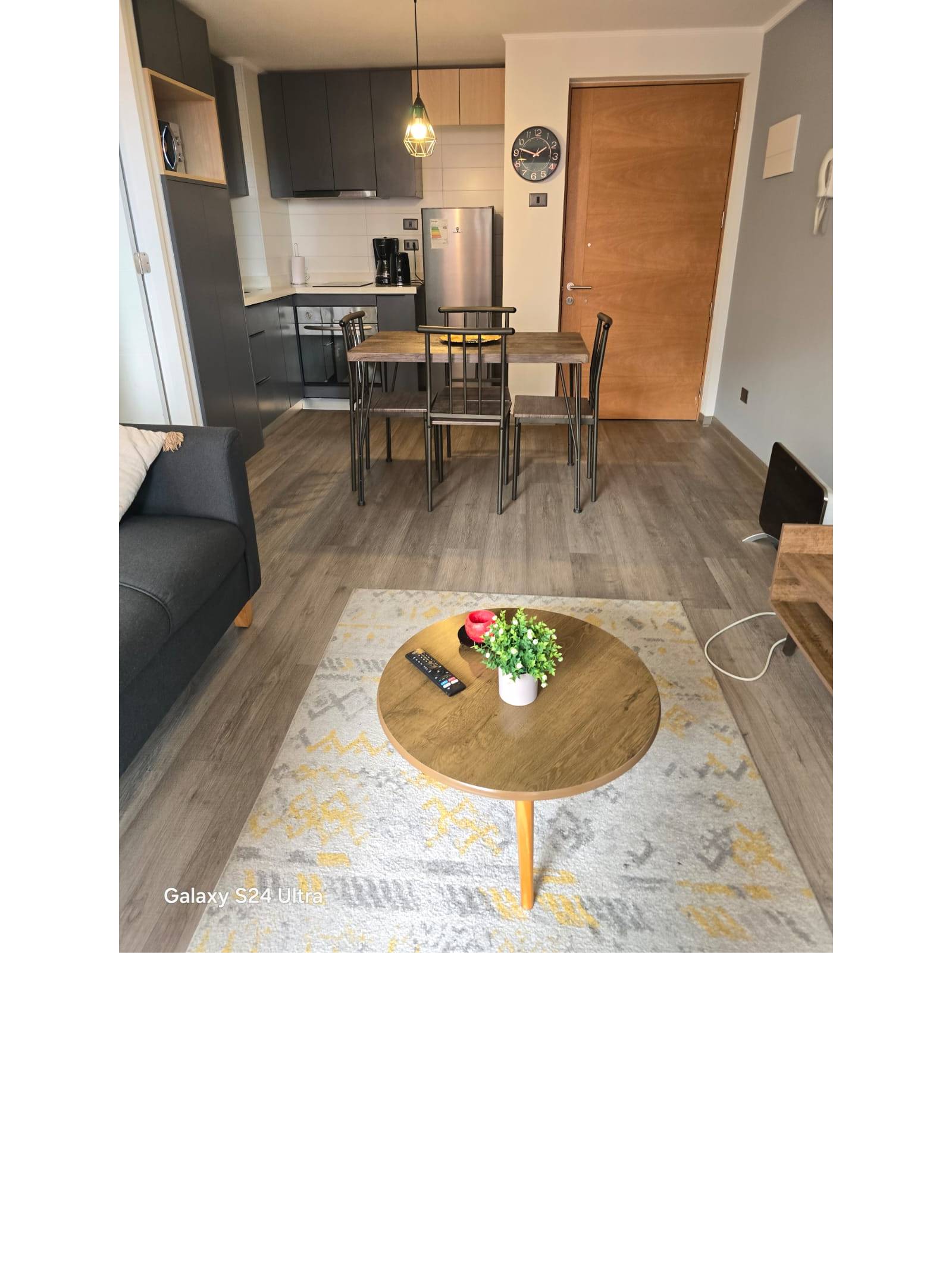 Comedor de cuatro sillas integrado a cocina moderna