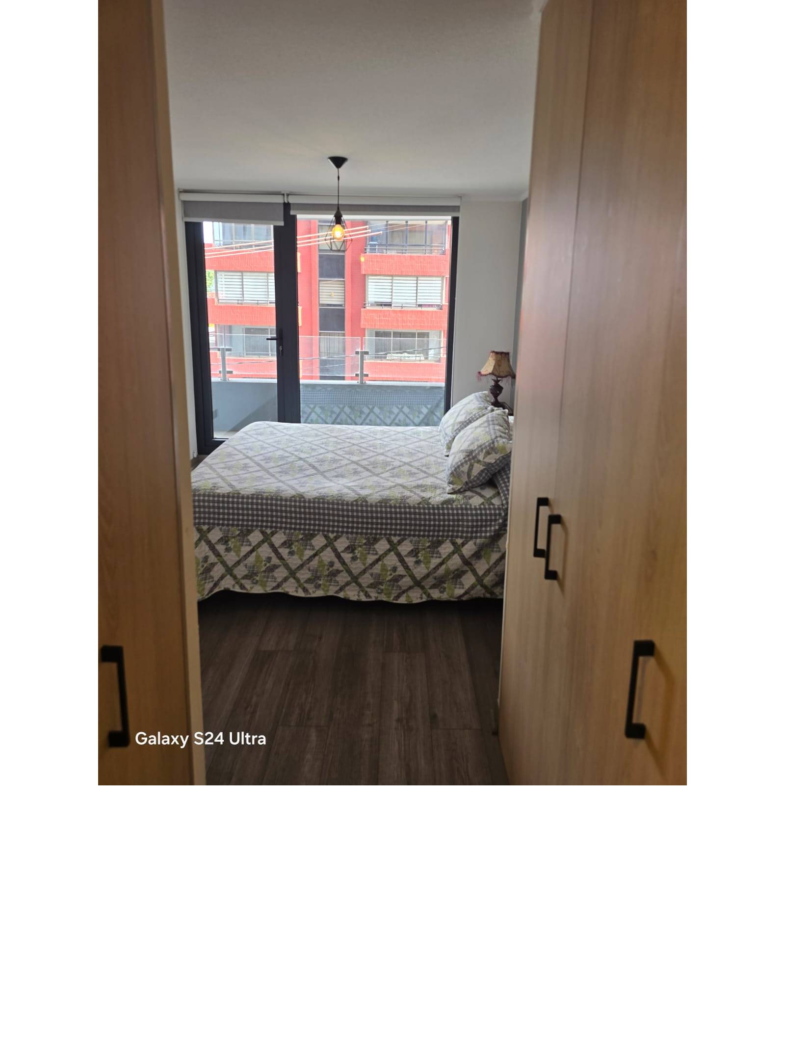 Dormitorio principal con cama dos plazas y ventana amplia