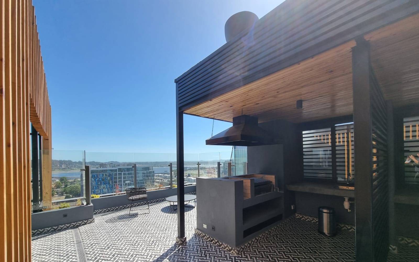 Quincho techado en terraza panorámica con vista despejada