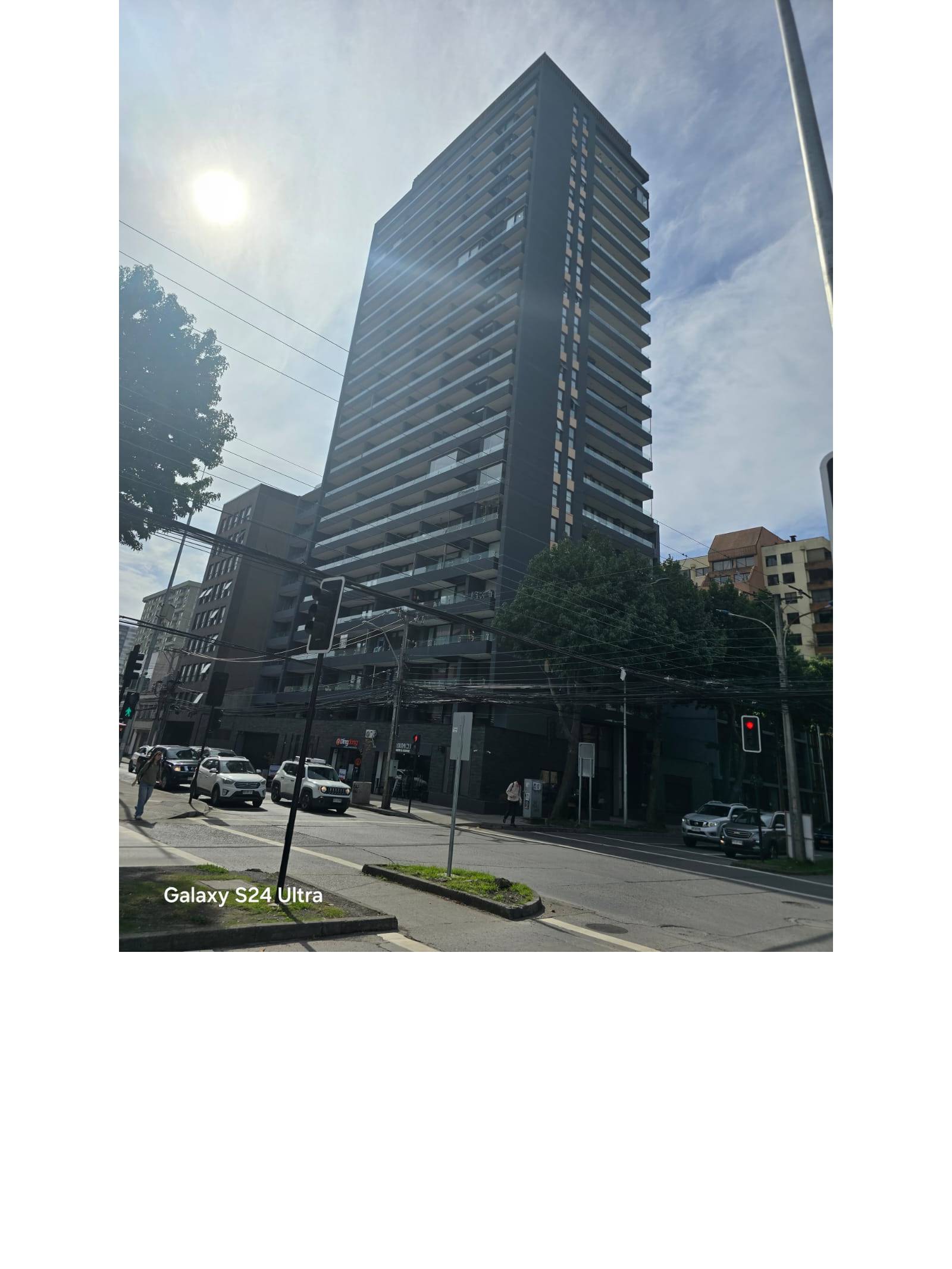 Edificio moderno de gran altura visto desde la calle