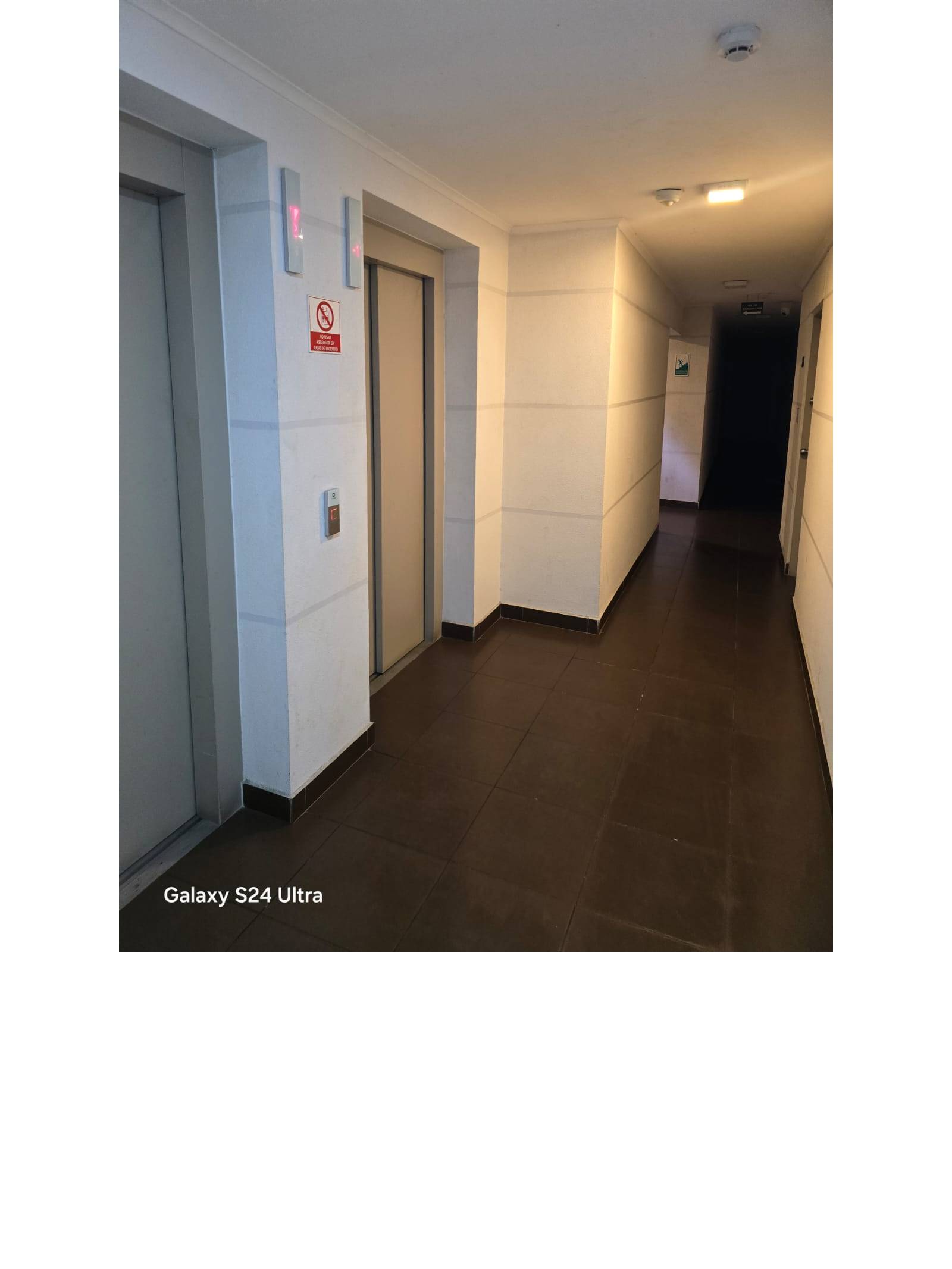 Hall de acceso con ascensores en edificio residencial