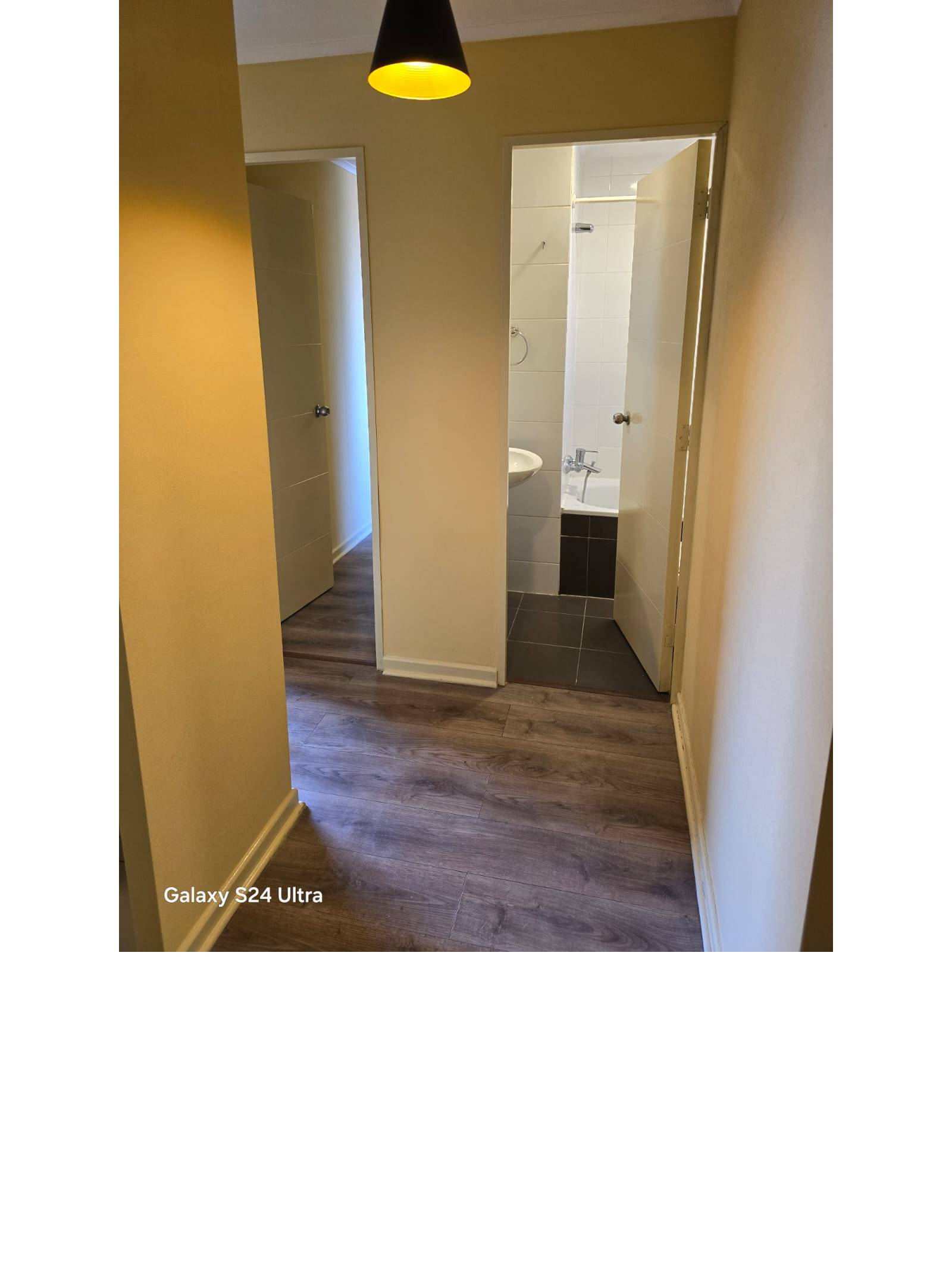 Pasillo interior con vista a puerta de baño y dormitorio