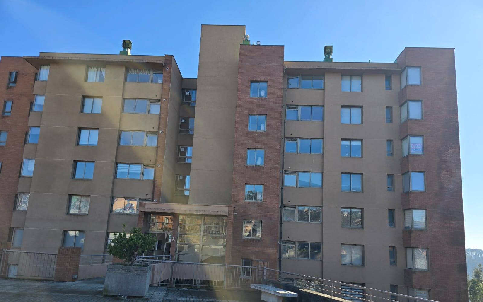 Fachada exterior de edificio residencial con ventanas amplias