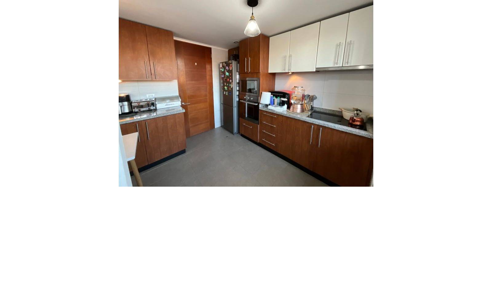Cocina equipada con encimera y muebles de almacenamiento
