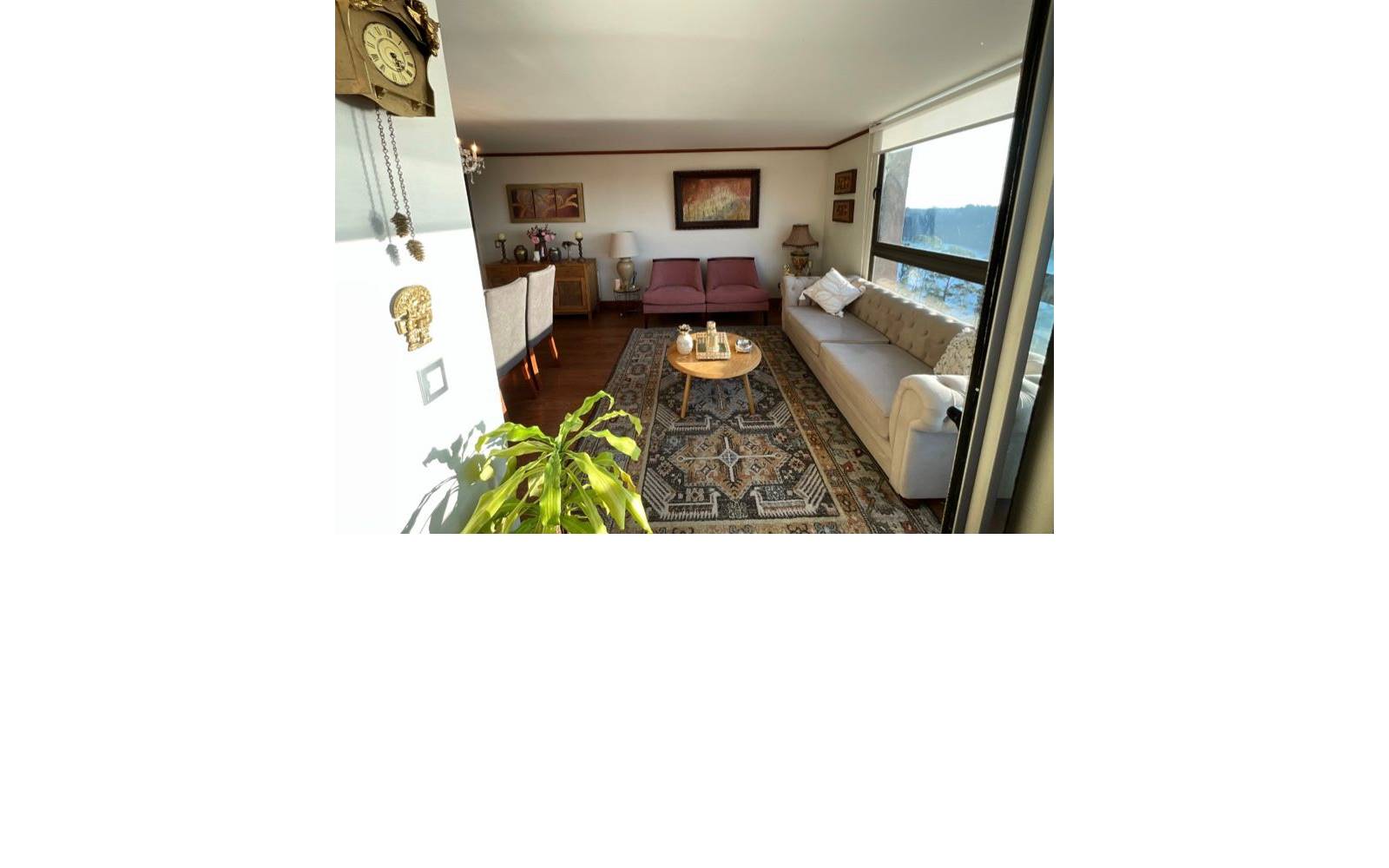 Sala de estar conectada con ventanales y mesa de centro