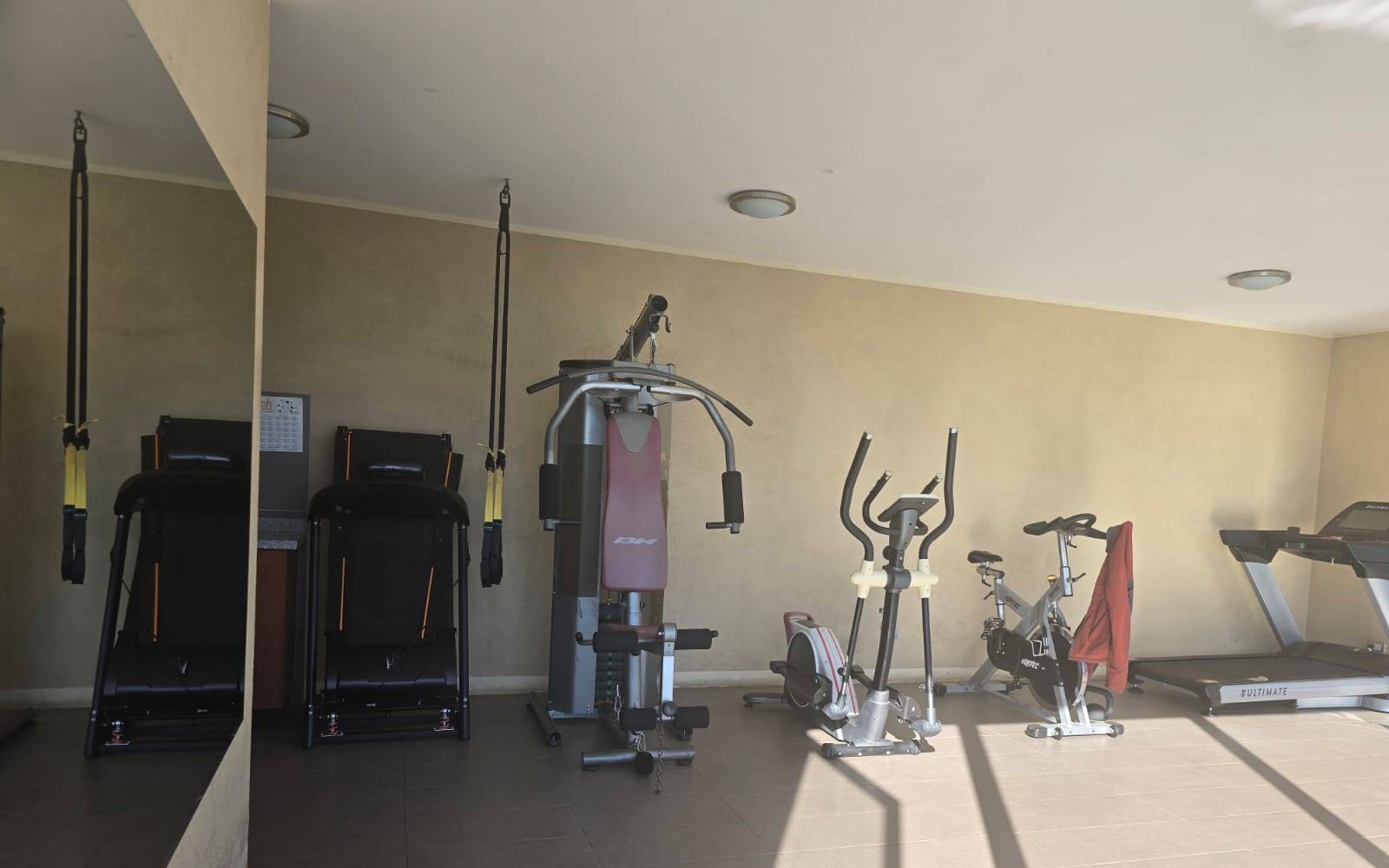 Gimnasio equipado para residentes dentro del edificio