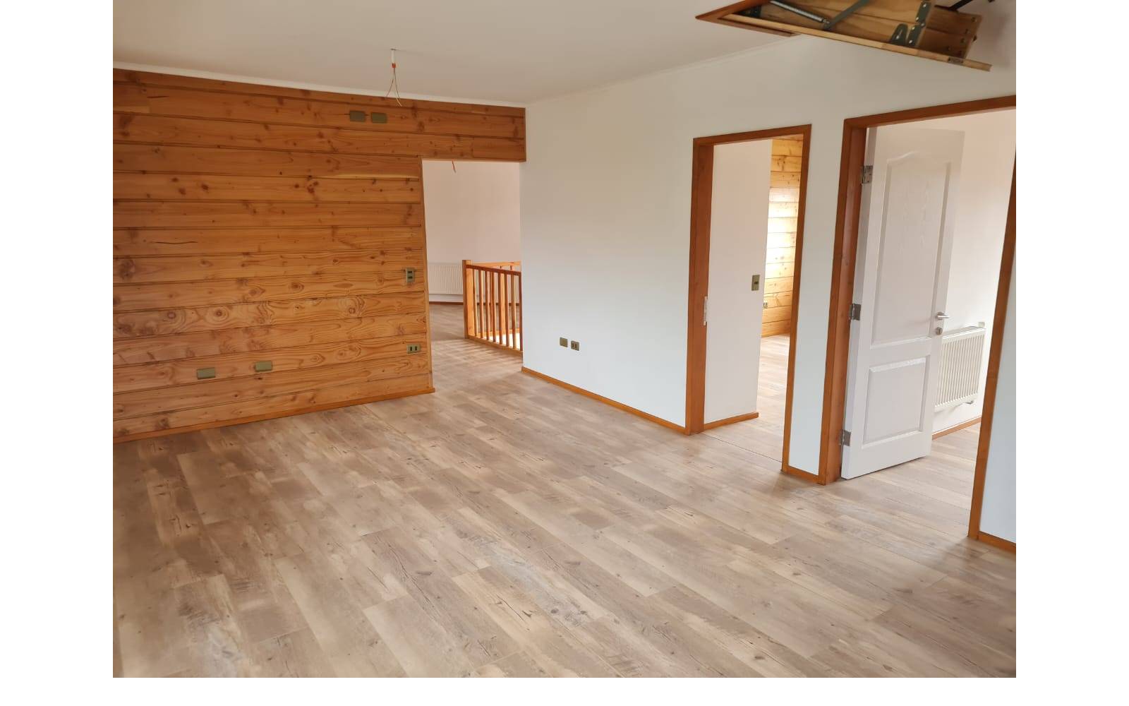 Sala de estar en segundo piso con piso fotolaminado.
