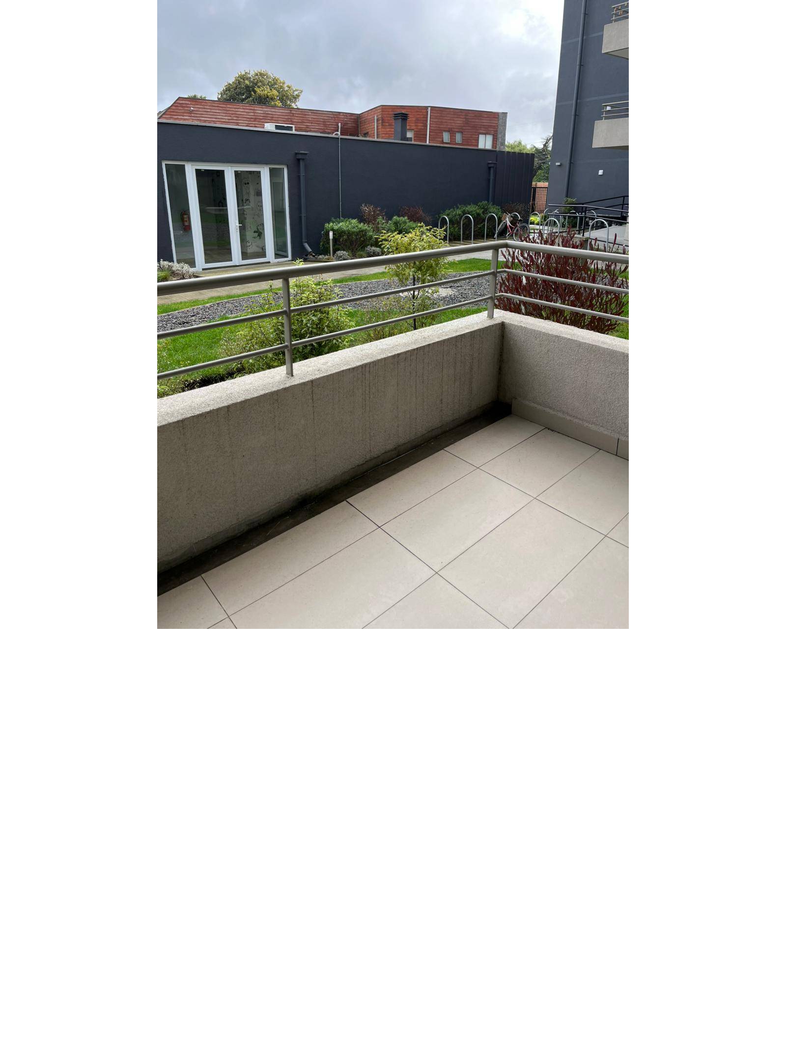 Vista desde terraza hacia áreas verdes interiores del condominio