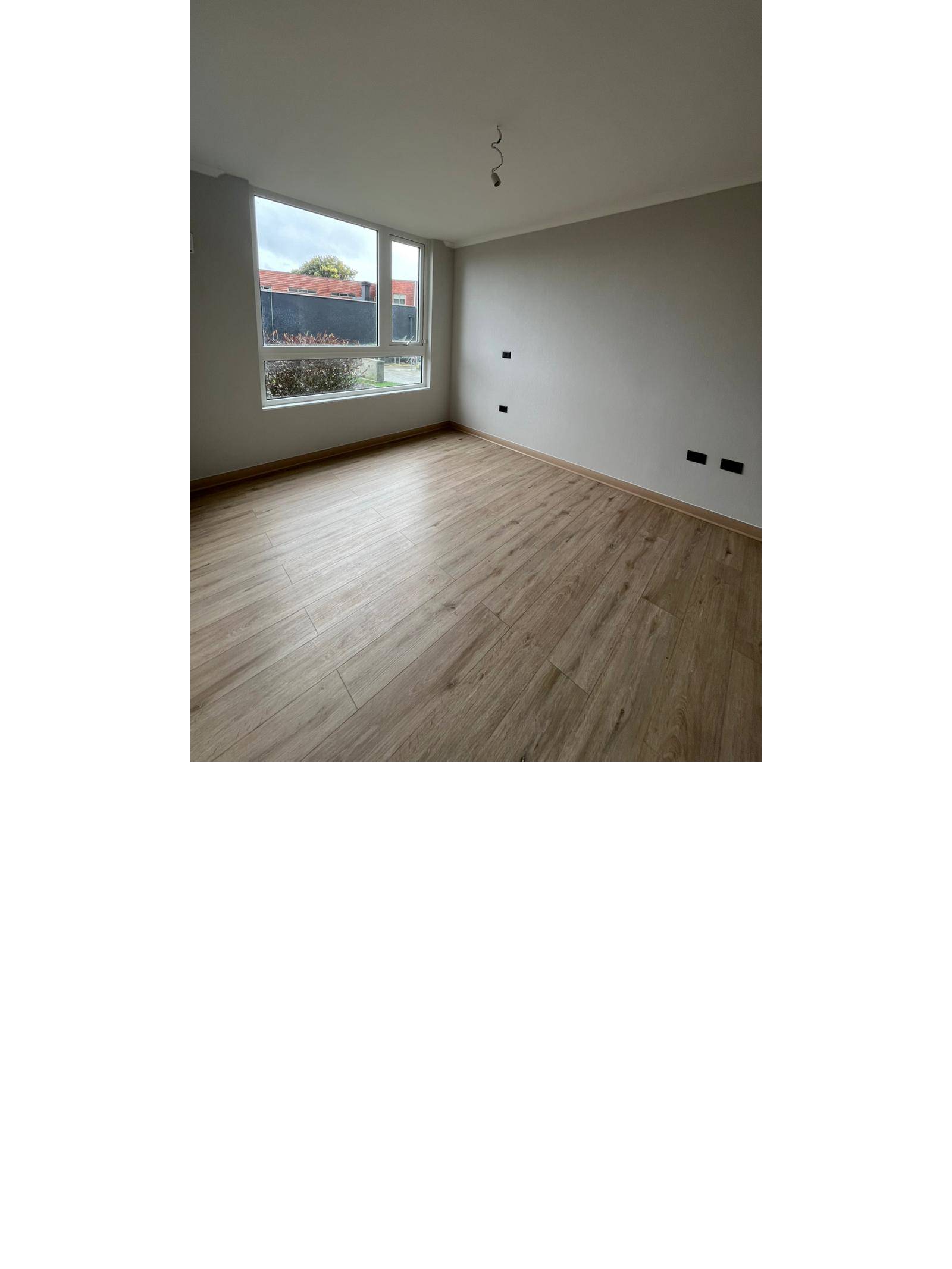 Dormitorio principal amplio y luminoso con piso flotante