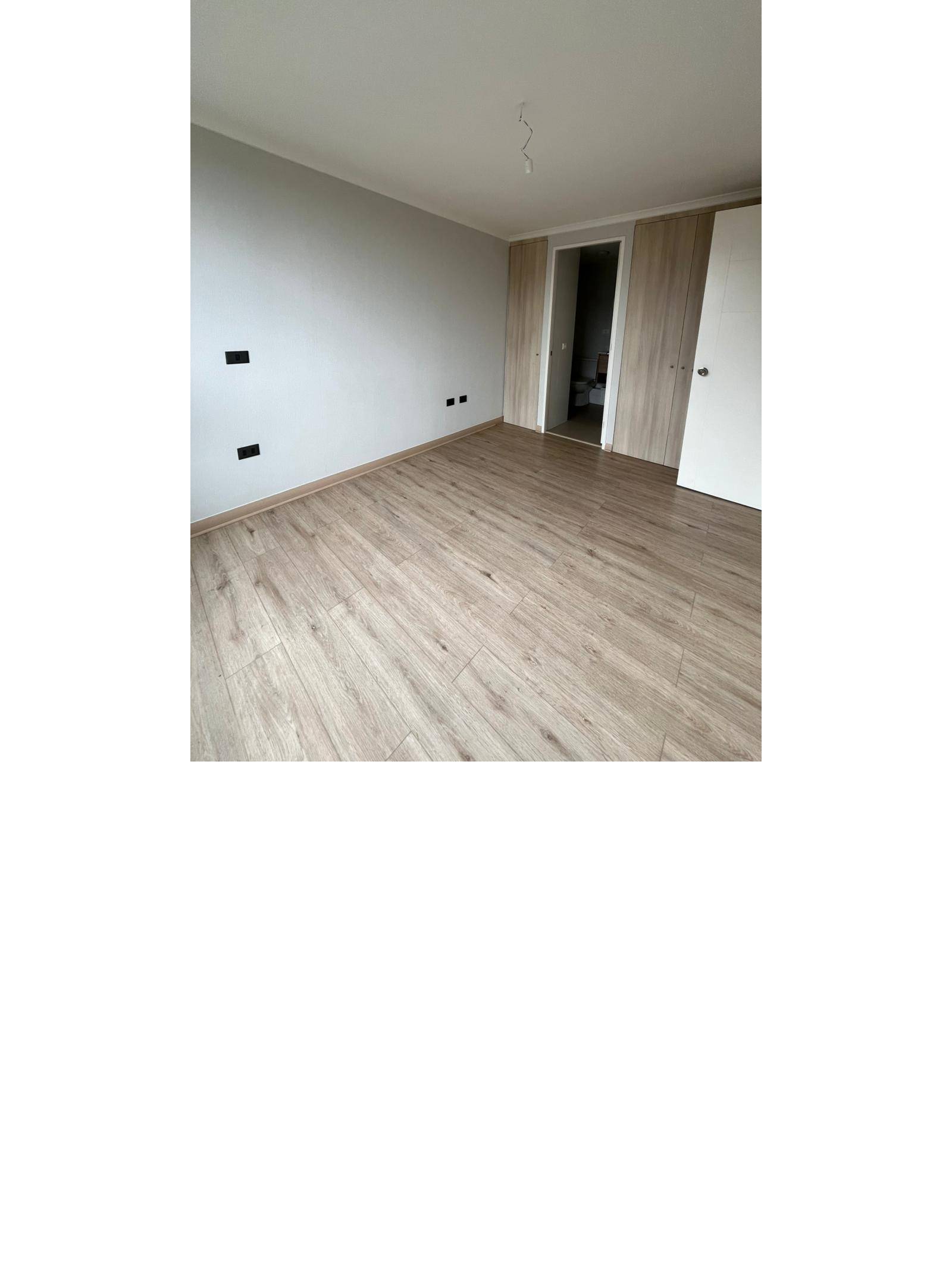 Dormitorio principal con clósets empotrados y puerta hacia baño