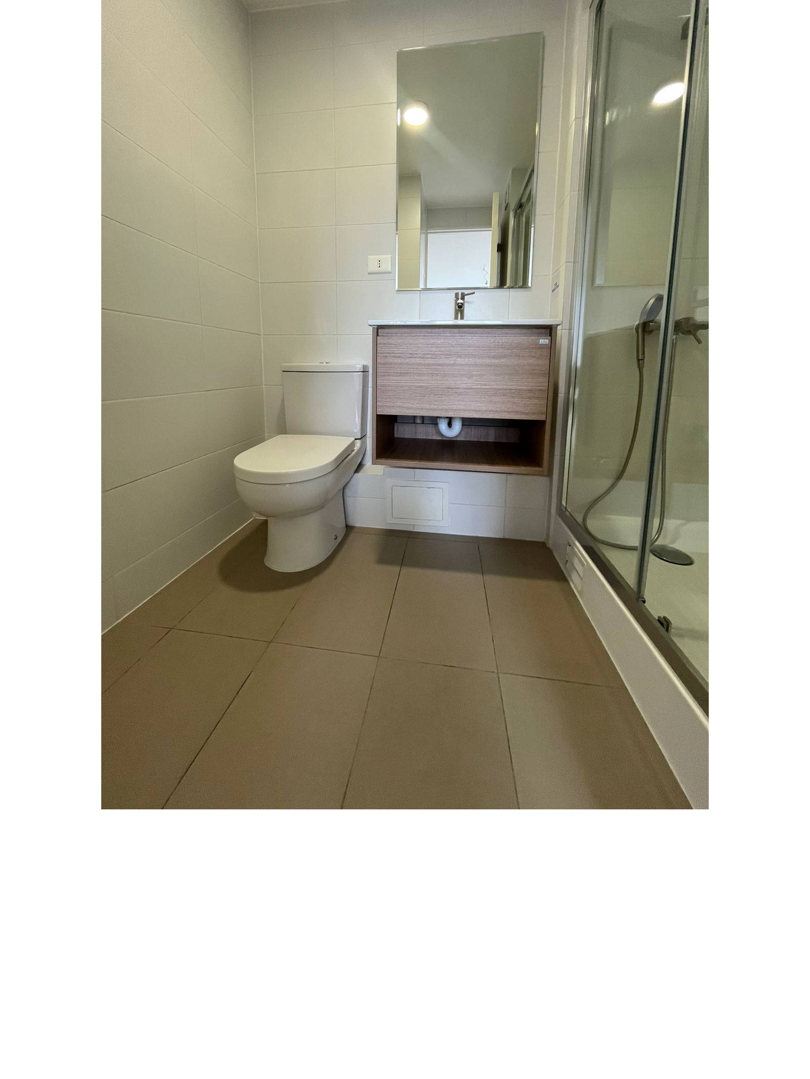 Segundo baño con cabina de ducha y vanitorio contemporáneo