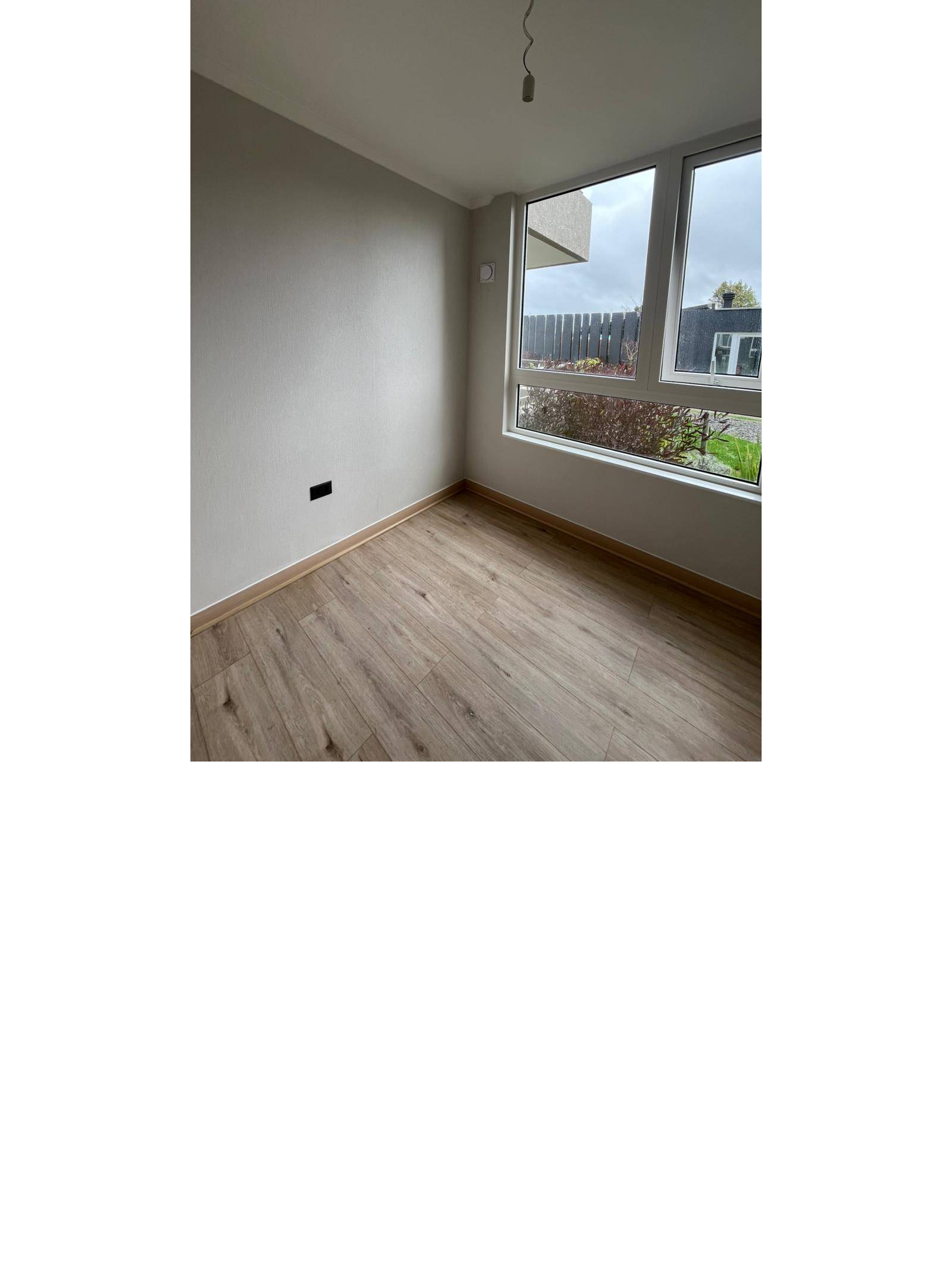Segundo dormitorio con ventana panorámica y piso flotante
