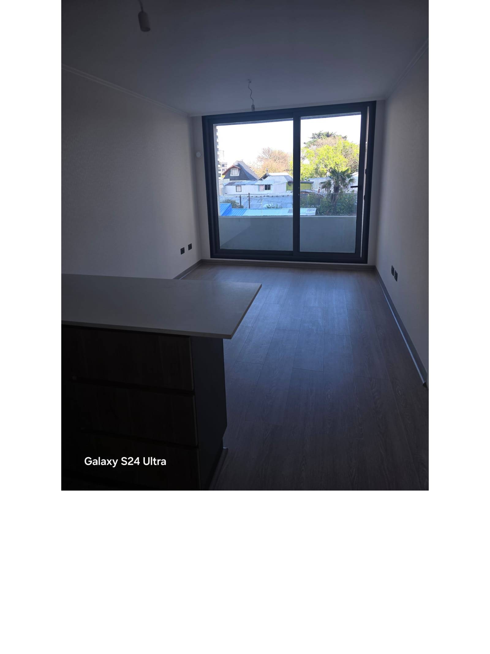 Espacio para living con ventanal hacia el exterior.