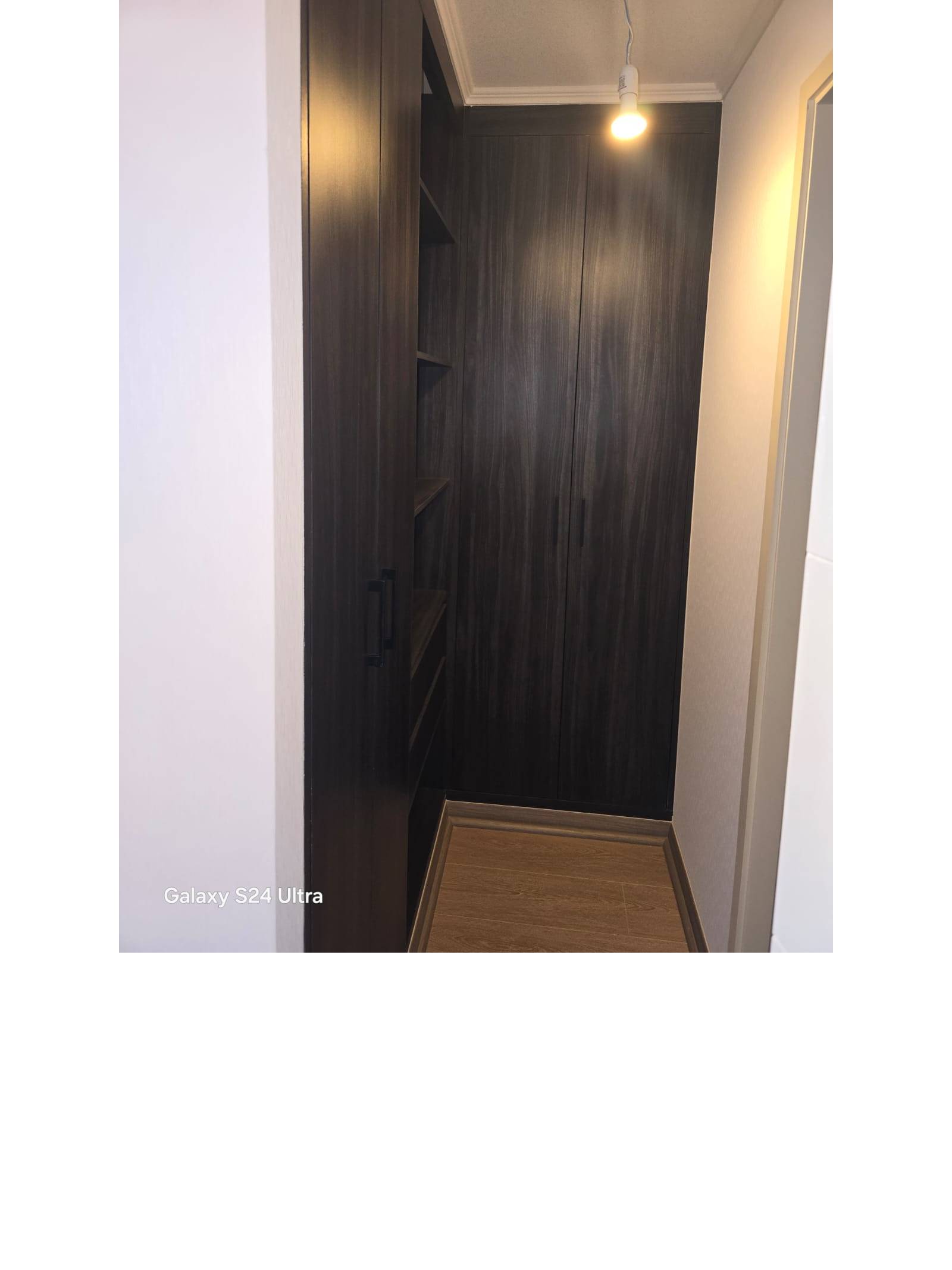 Closet empotrado de piso a techo en dormitorio.