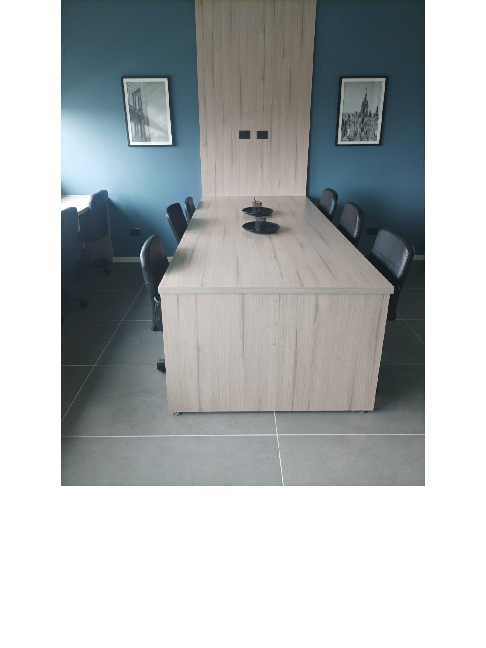 Espacio de coworking con mesa amplia de trabajo y sillas.