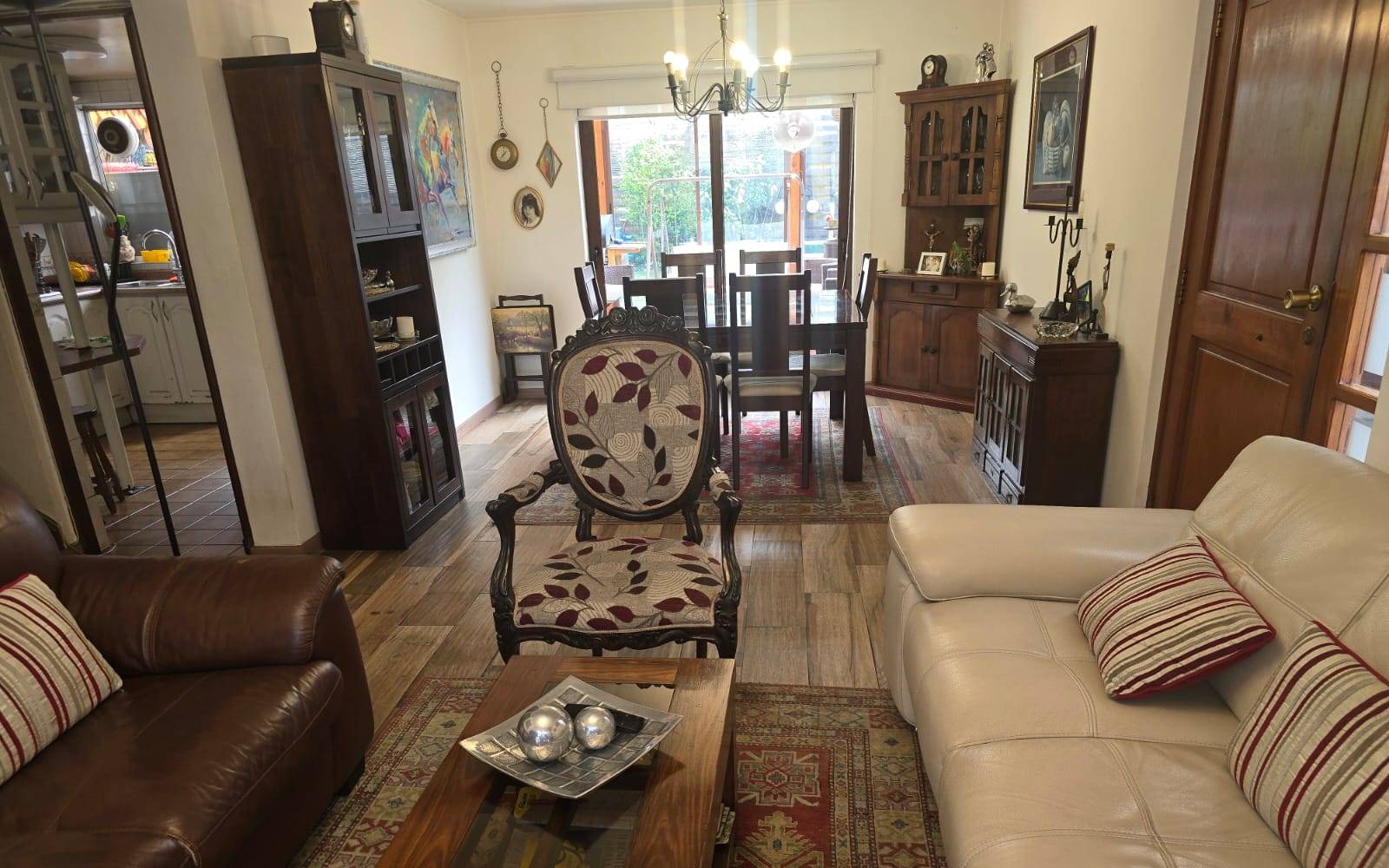 Amplio living comedor con vista hacia el patio