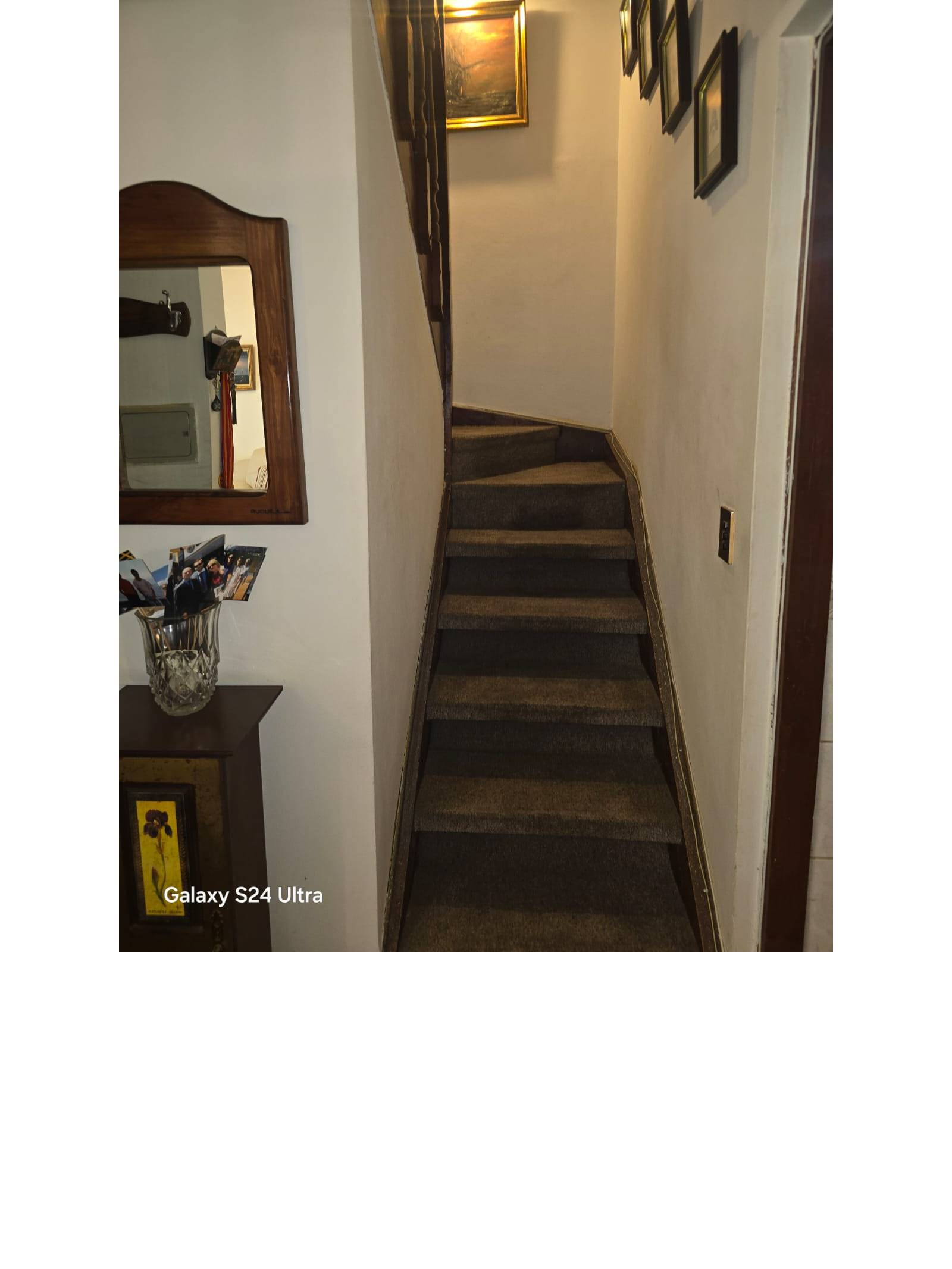 Escalera alfombrada hacia el segundo piso