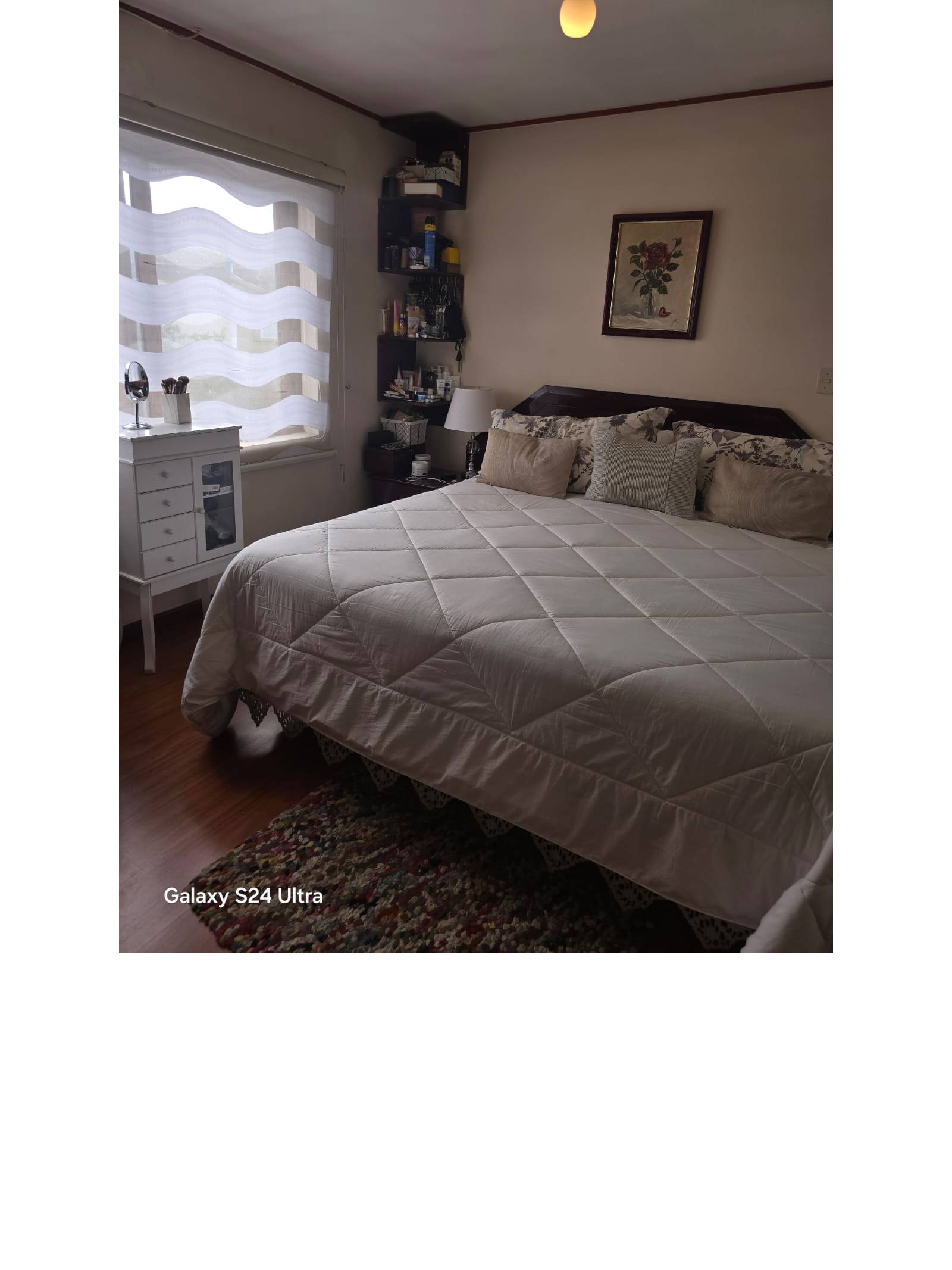 Dormitorio principal con cama matrimonial