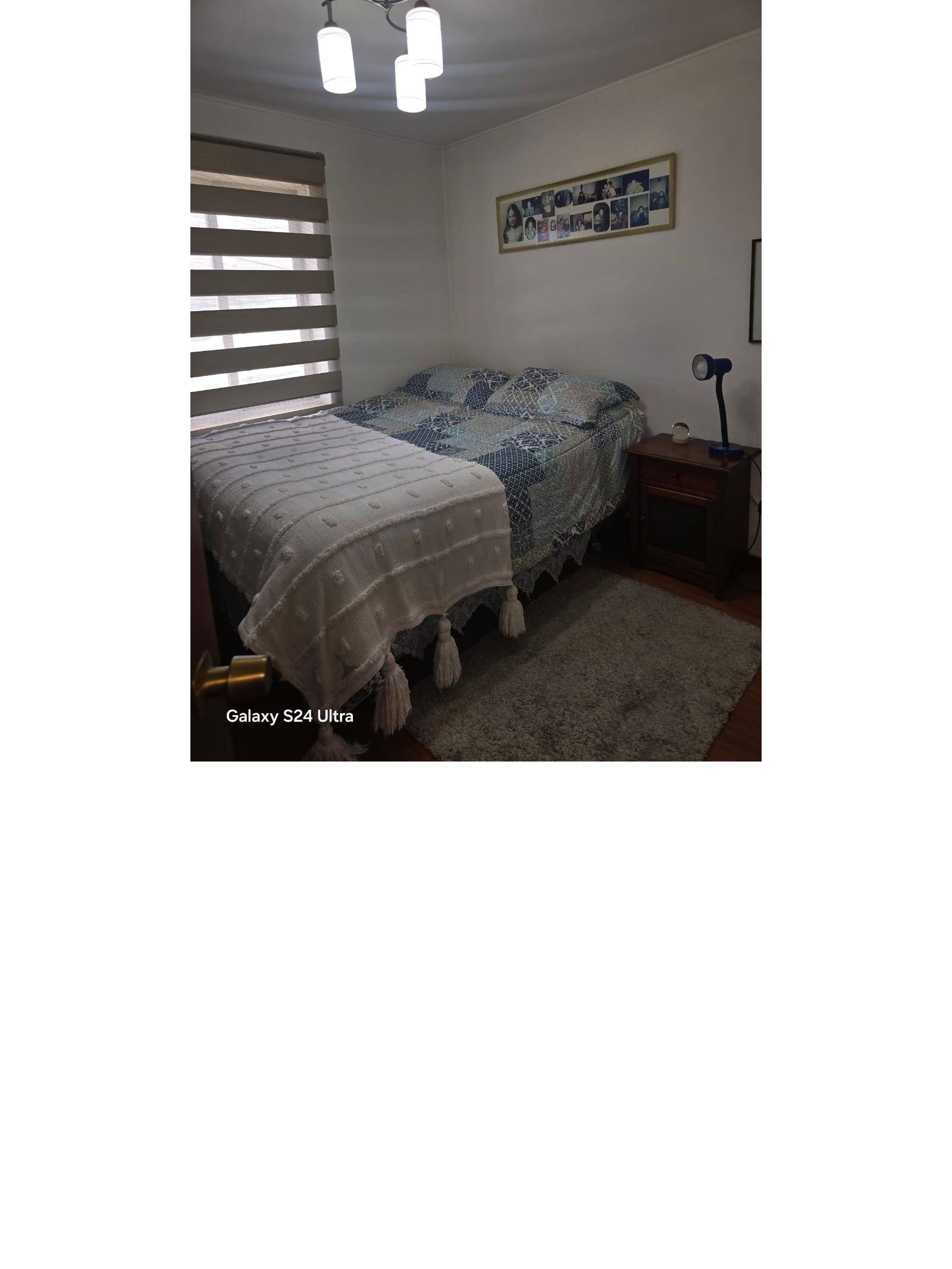 Dormitorio con cama de dos plazas y ventana