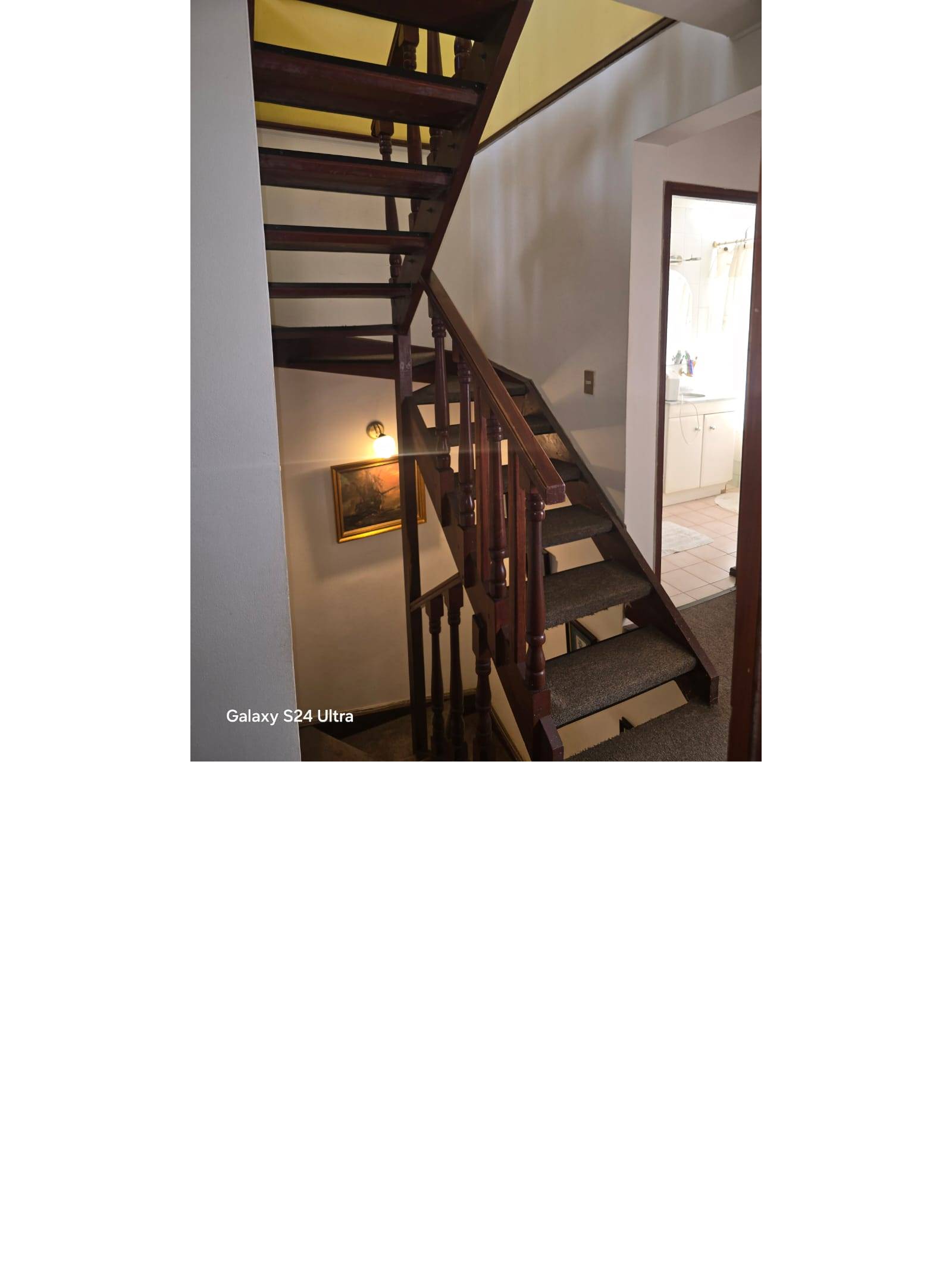 Escalera de madera hacia tercer nivel