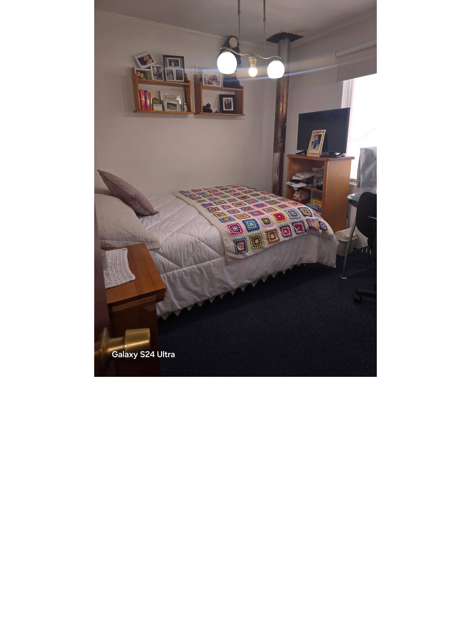 Dormitorio con cama individual y televisor