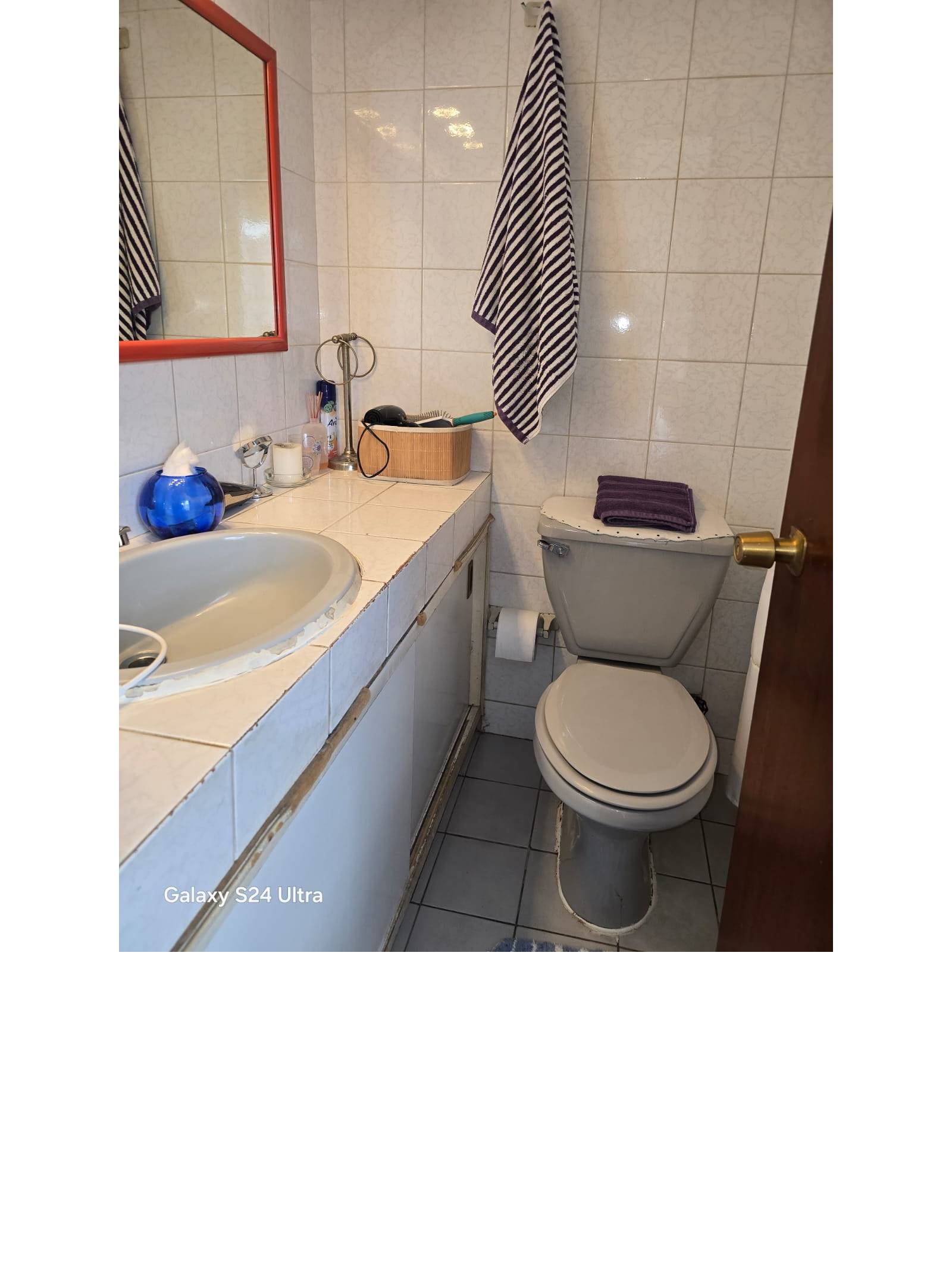Segundo baño con vanitorio y espejo