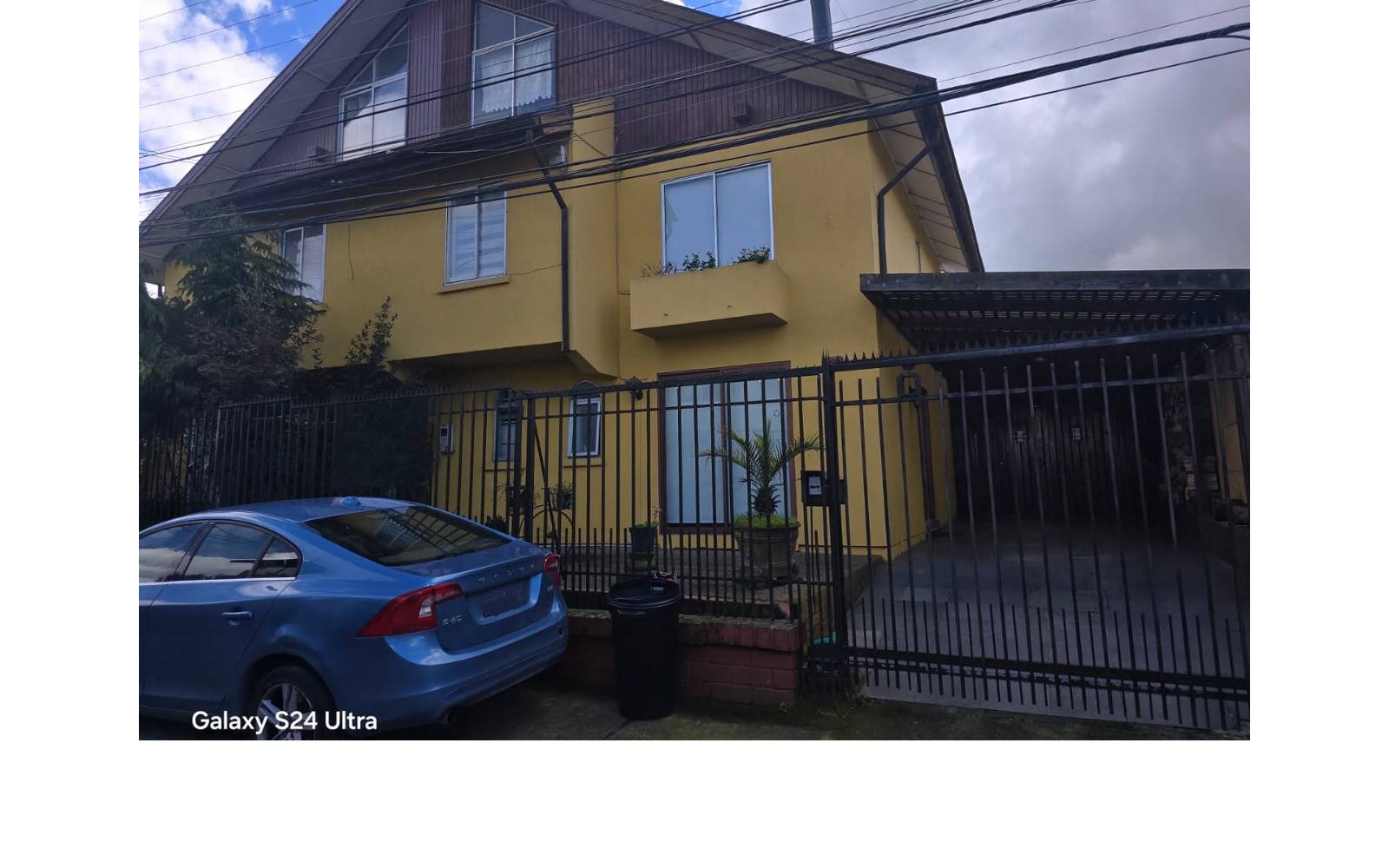 Fachada frontal de la casa de dos pisos