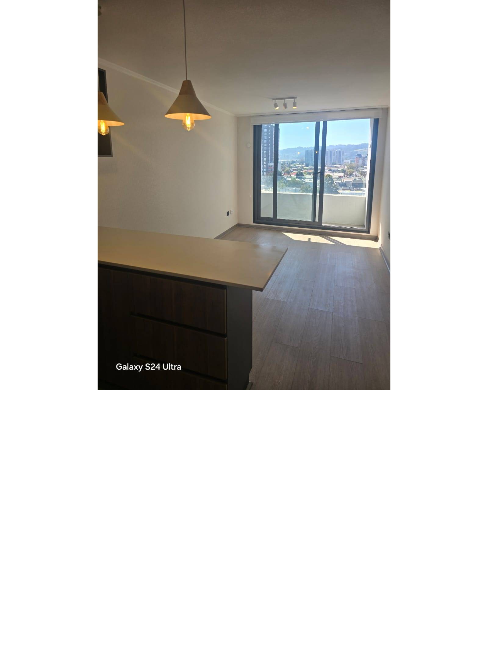 Living comedor con ventanal amplio y vista a la ciudad.