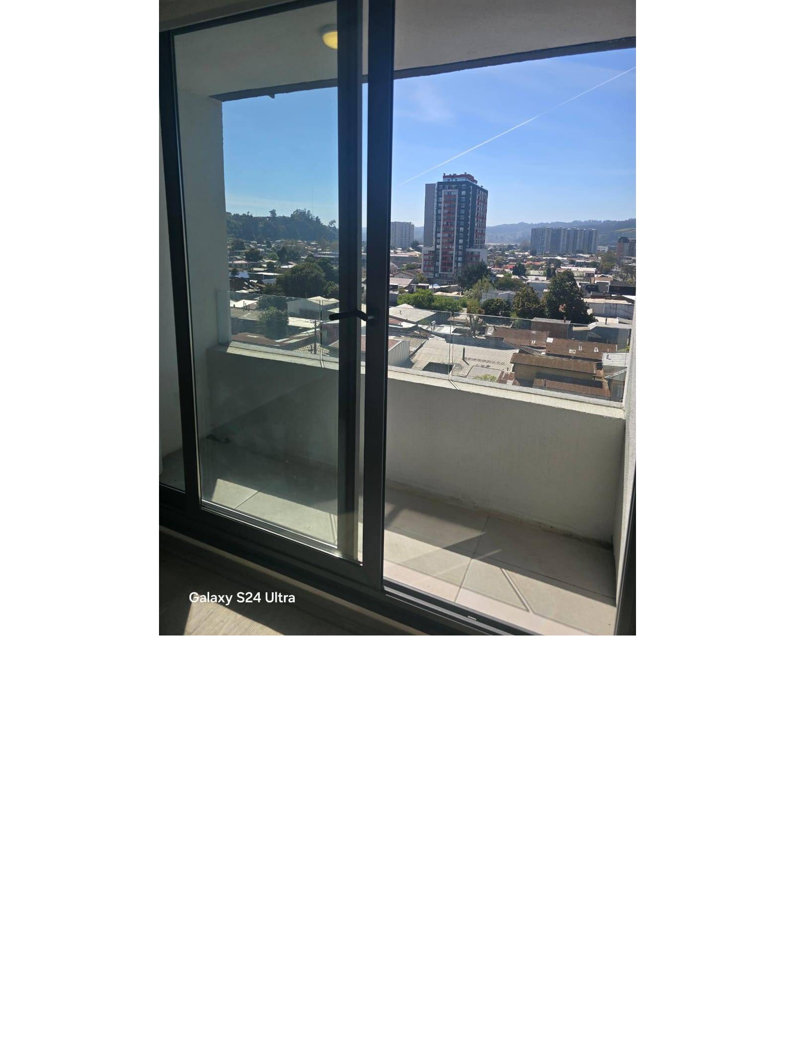 Vista panorámica a la ciudad desde el balcón del departamento.