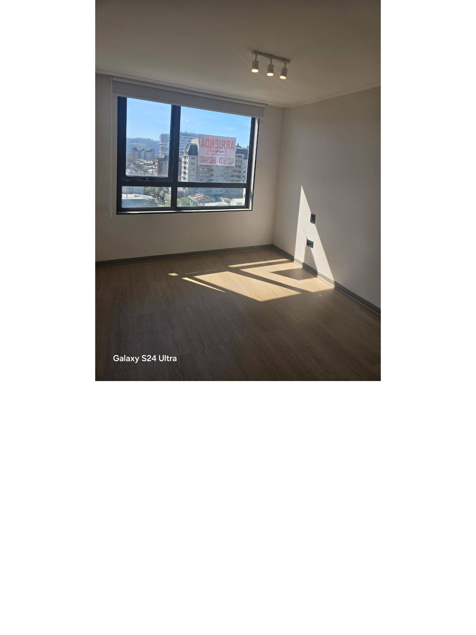 Dormitorio luminoso con piso flotante y gran ventanal hacia el exterior.