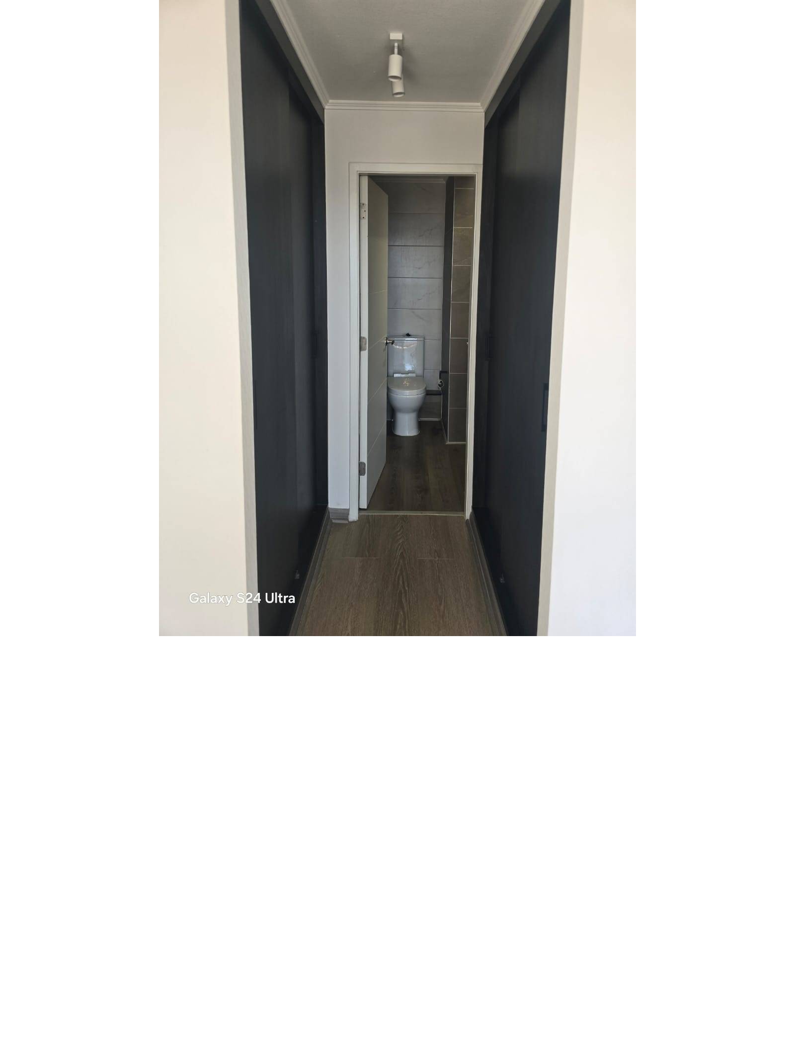 Pasillo de distribución con clósets integrados hacia el baño.