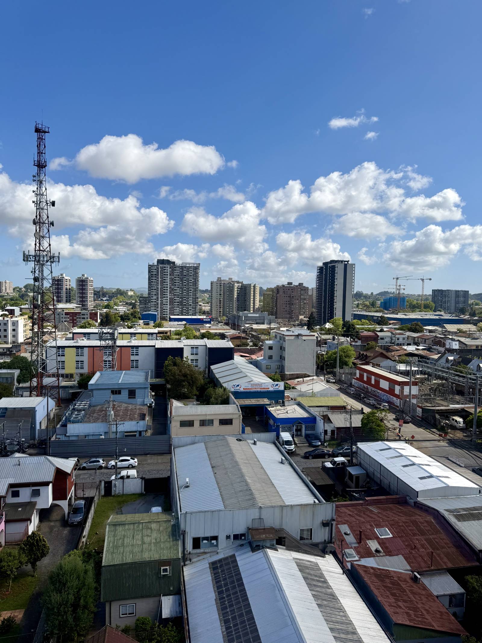 Vista panorámica urbana de la ciudad bajo cielo despejado.