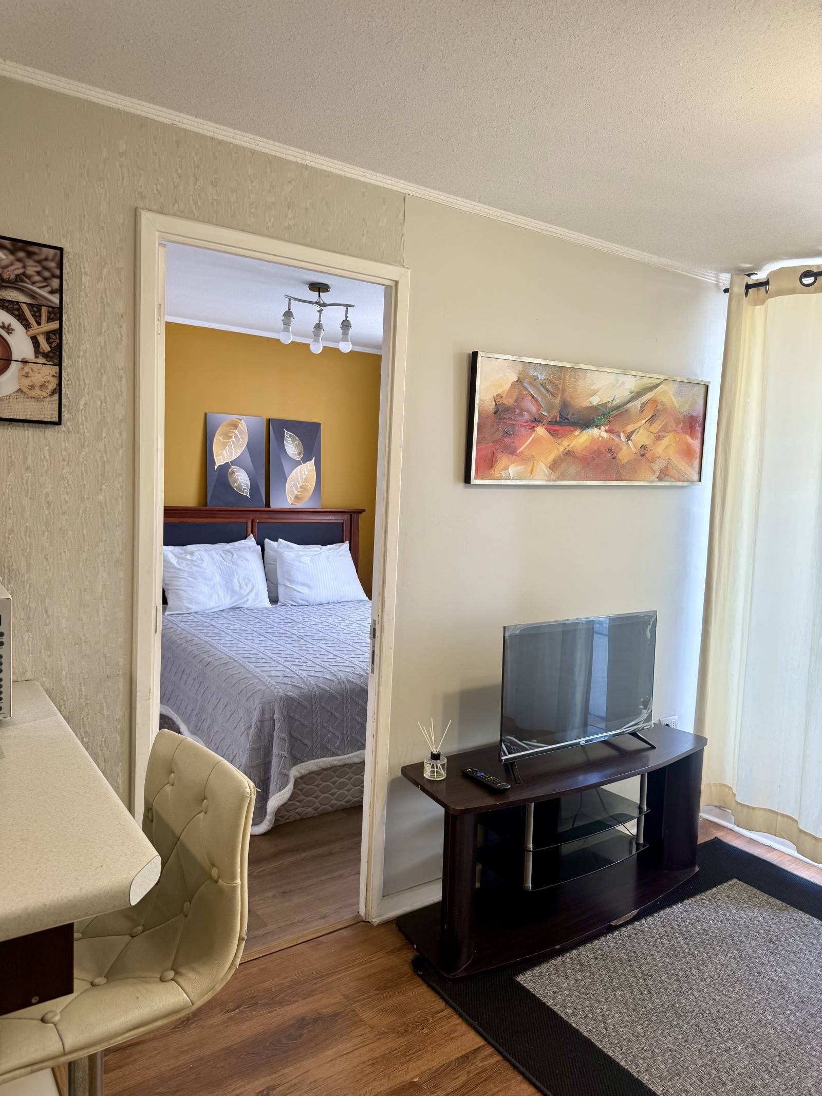 Vista hacia el dormitorio desde el living con televisor.