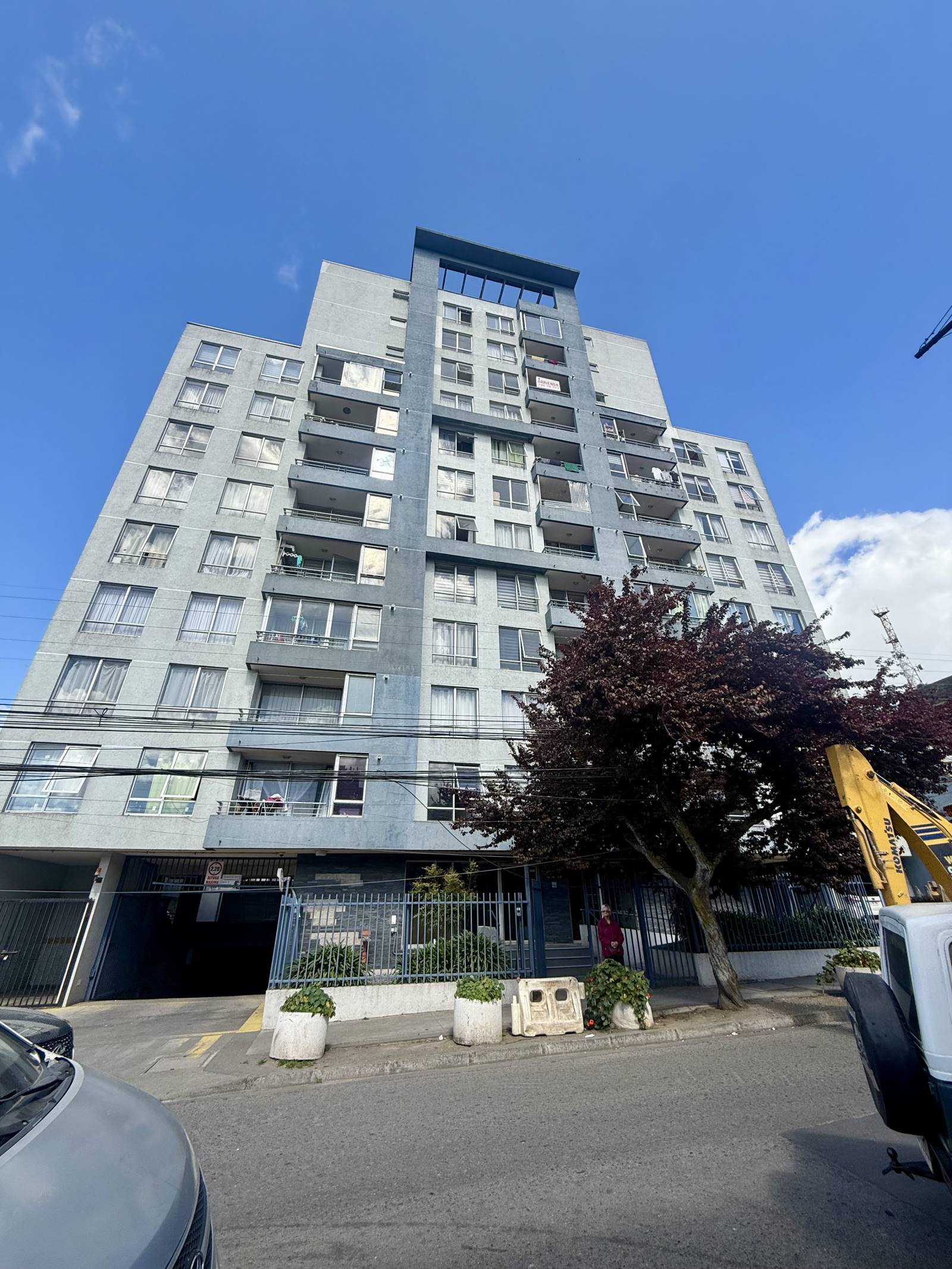 Edificio residencial moderno en ángulo contrapicado desde la calle.