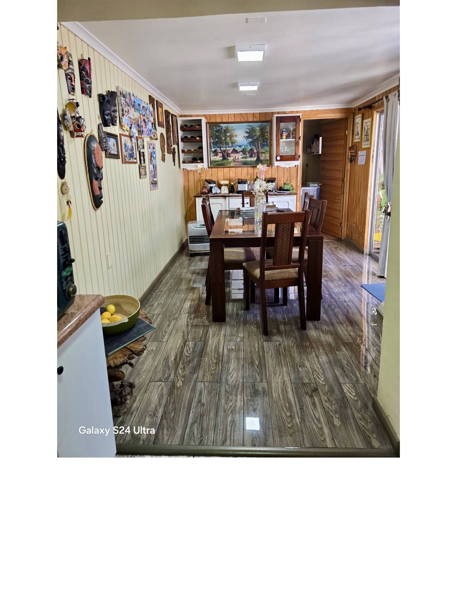 Comedor con mesa de madera y piso flotante brillante