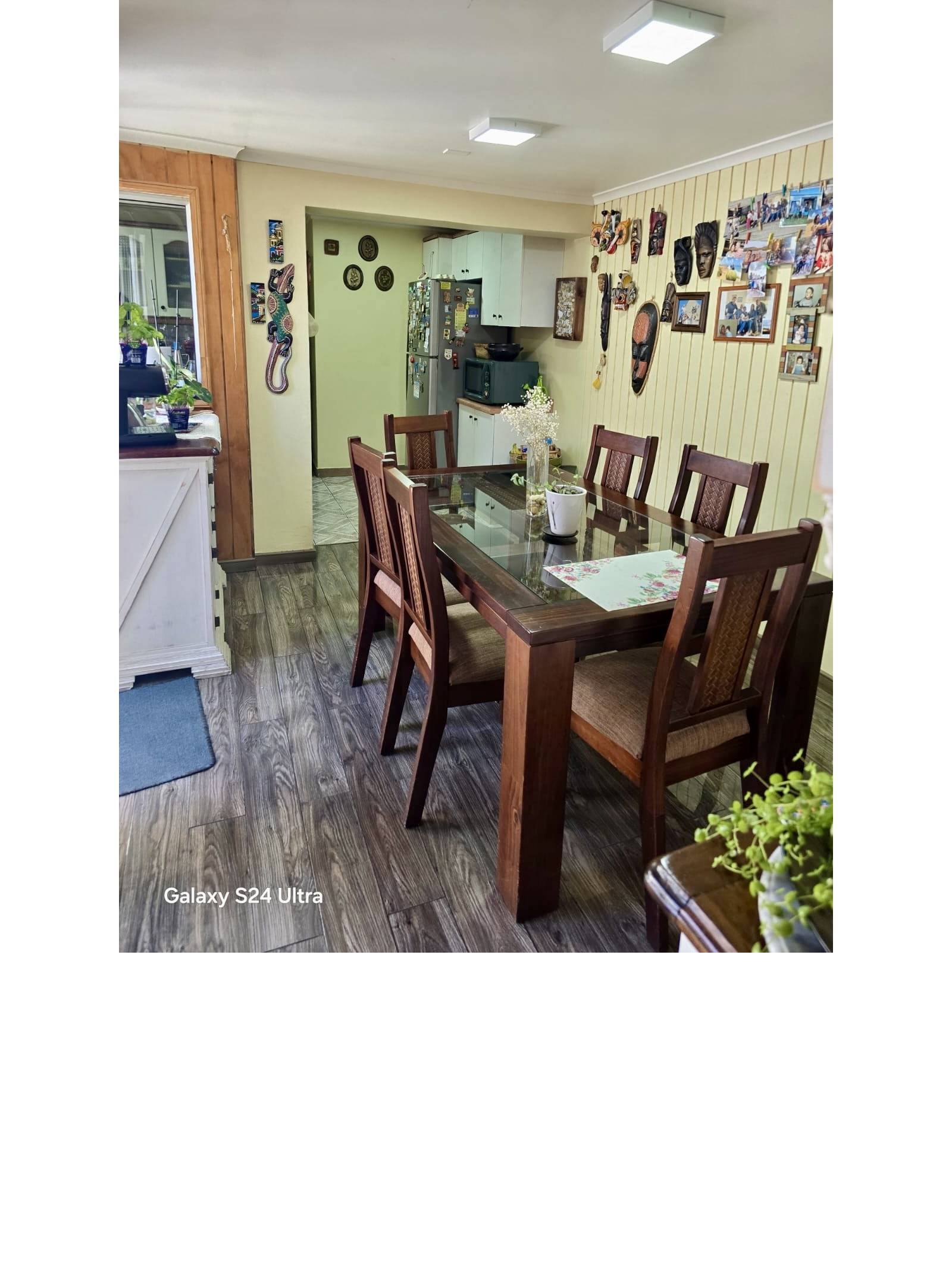 Comedor principal conectado con acceso hacia la cocina