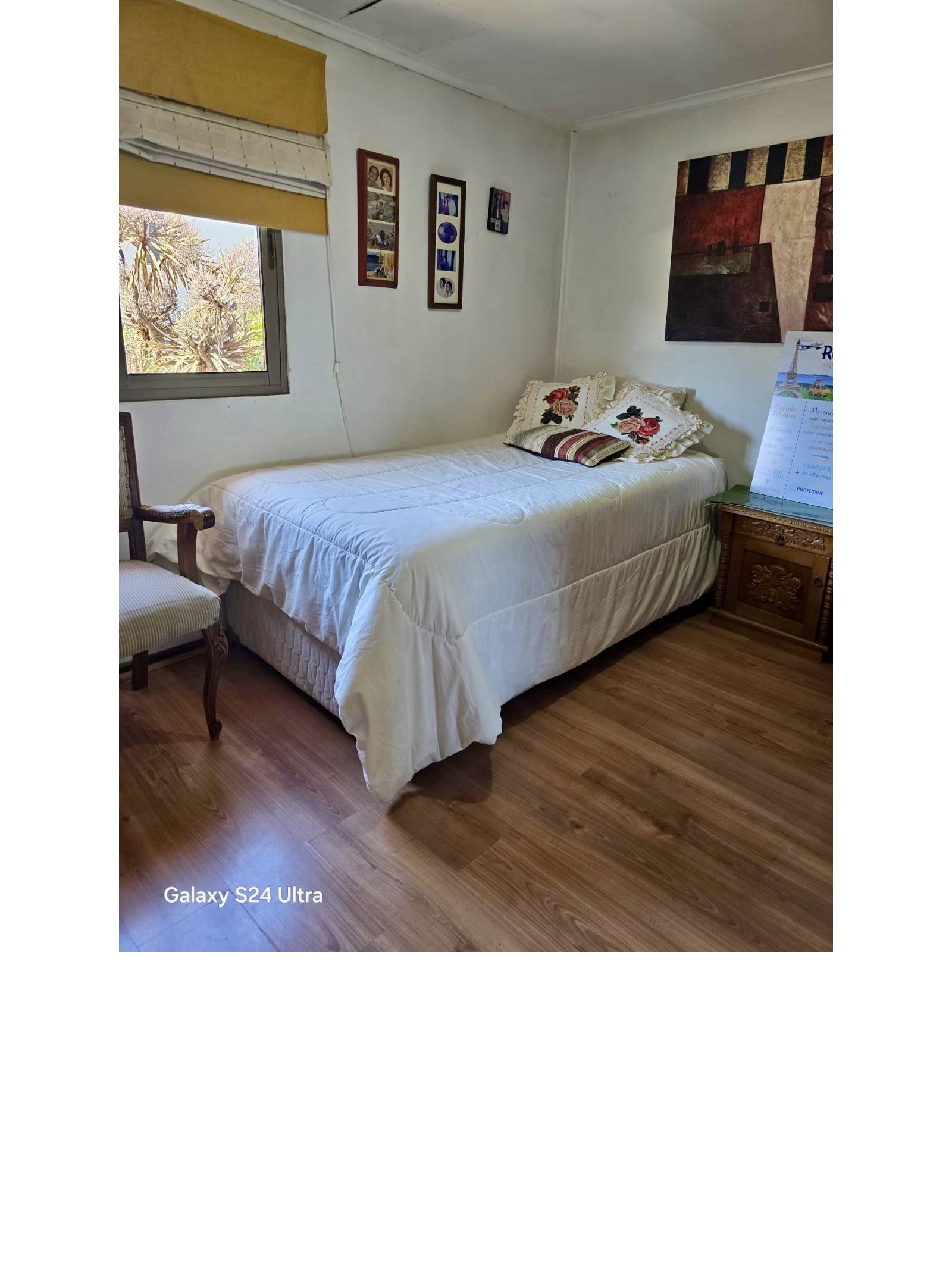 Dormitorio con cama de plaza y media iluminado