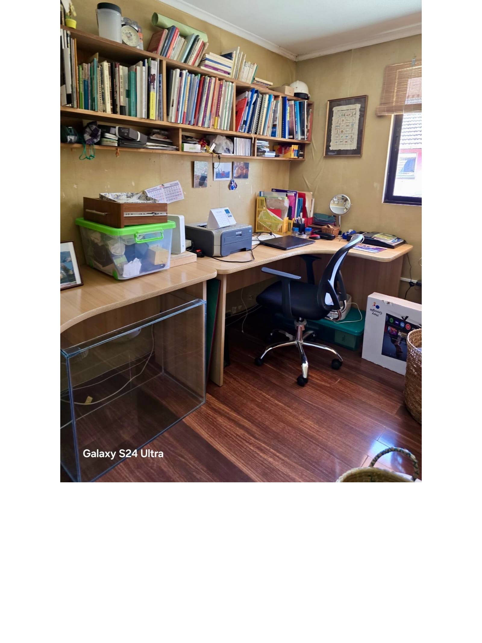 Habitación o escritorio con estanterías y computador