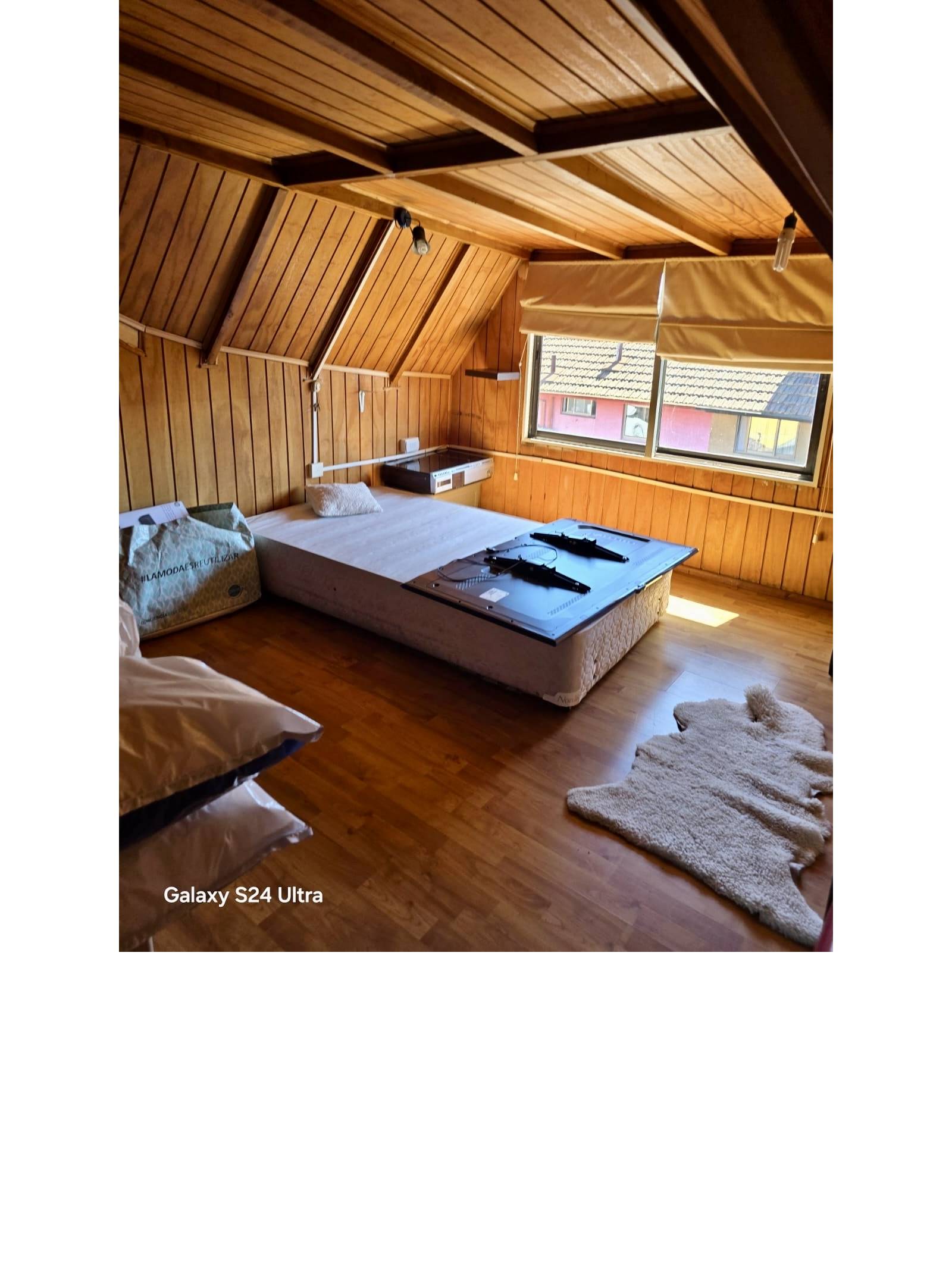 Dormitorio abuhardillado de madera en remodelación