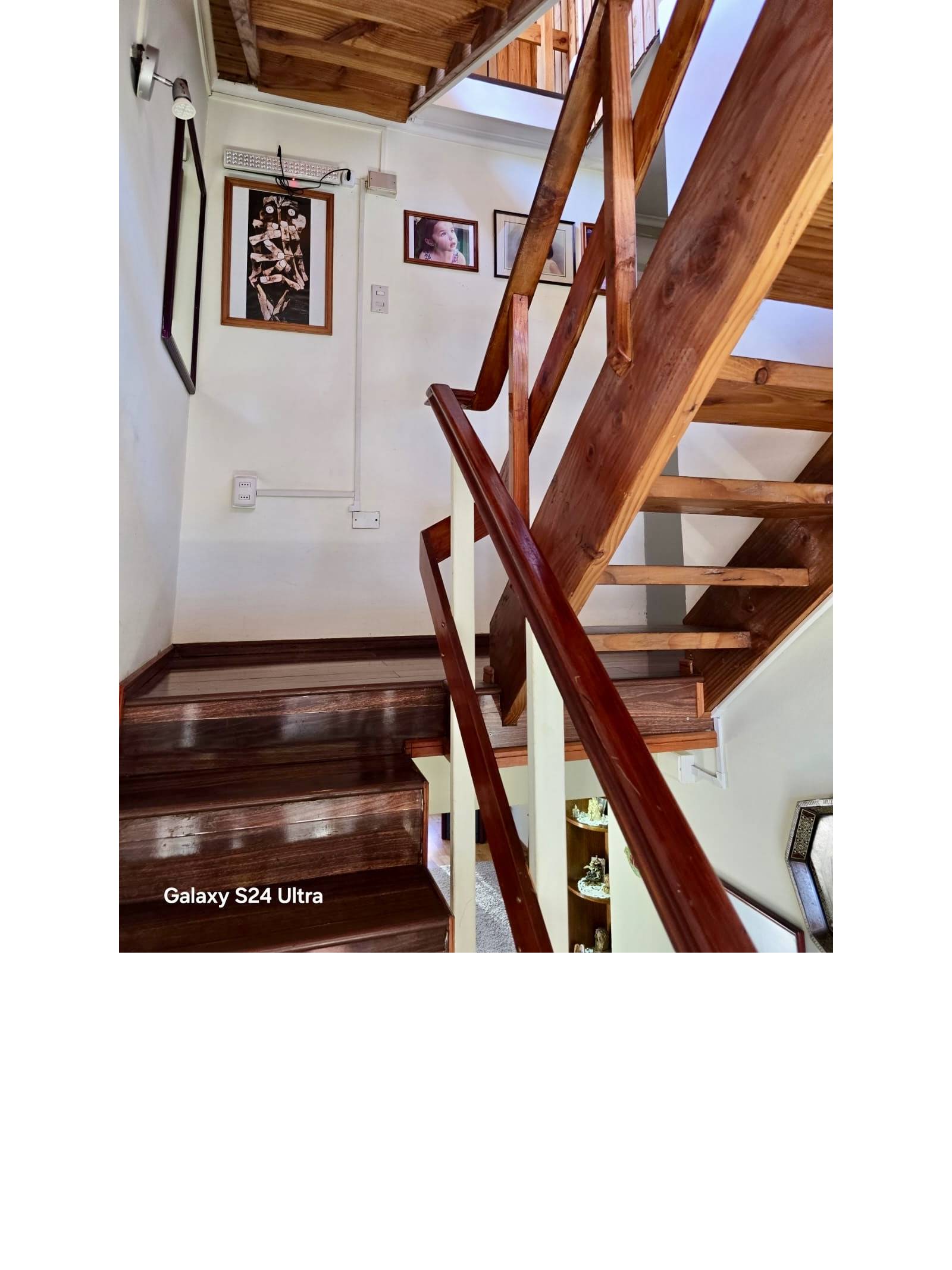 Escalera de madera comunicando los diferentes niveles