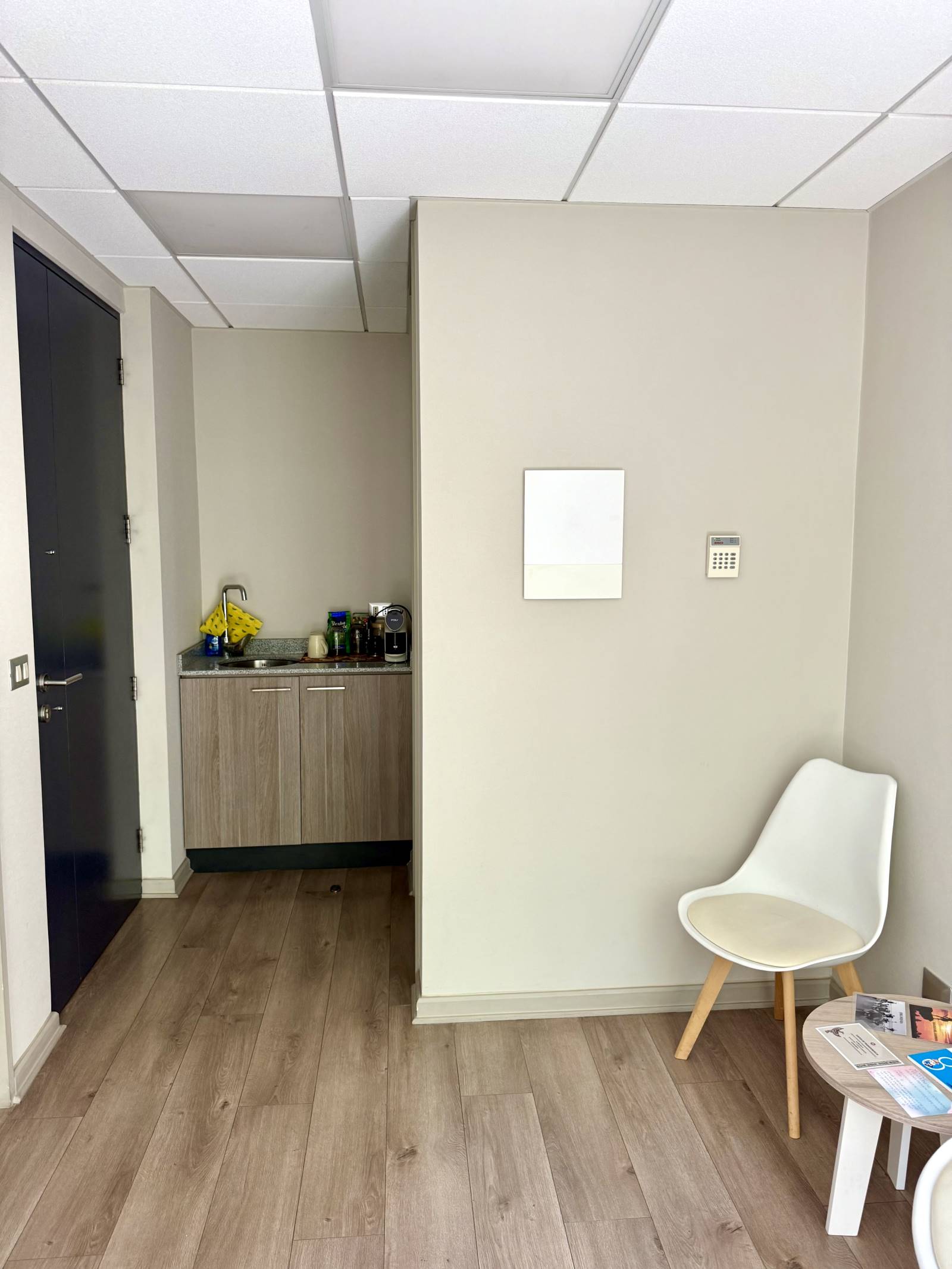 Área de kitchenette con lavaplatos y mueble de guardado.